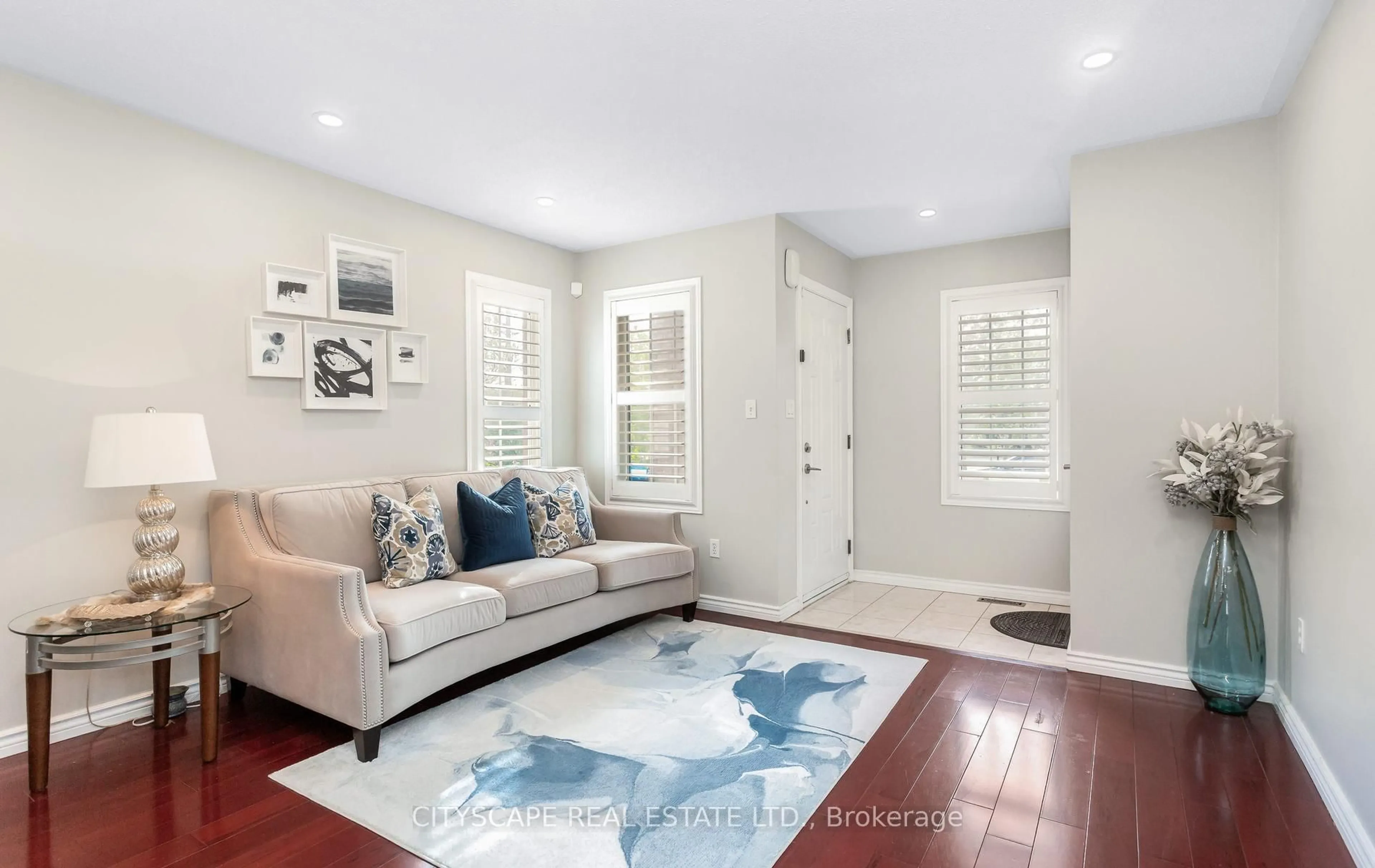 Living room with furniture, unknown for 3324 Equestrian Cres, Mississauga Ontario L5M 6T1