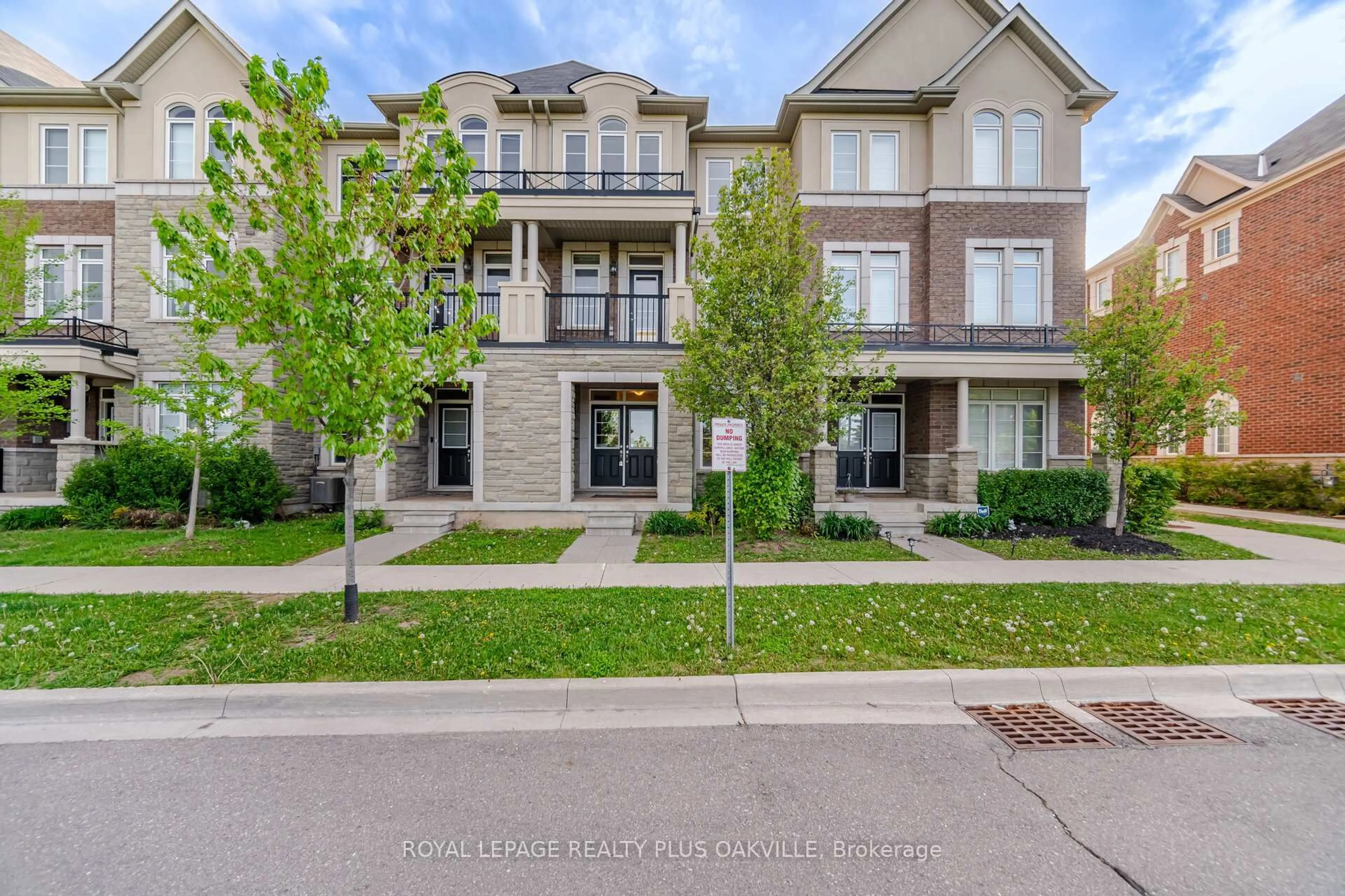 A pic from outside/outdoor area/front of a property/back of a property/a pic from drone, street for 3030 George Savage Ave, Oakville Ontario L6M 0Z1