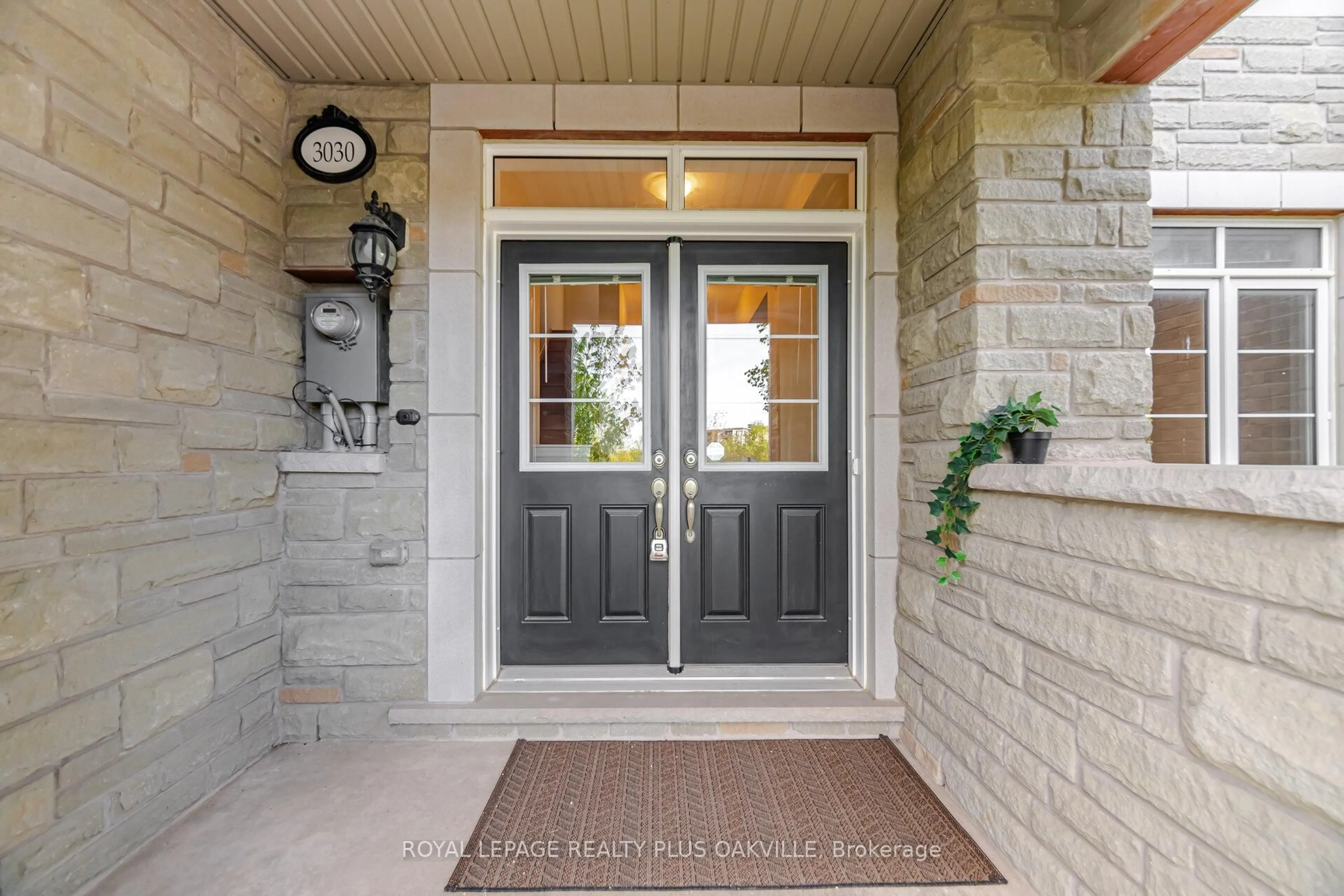 Indoor entryway for 3030 George Savage Ave, Oakville Ontario L6M 0Z1