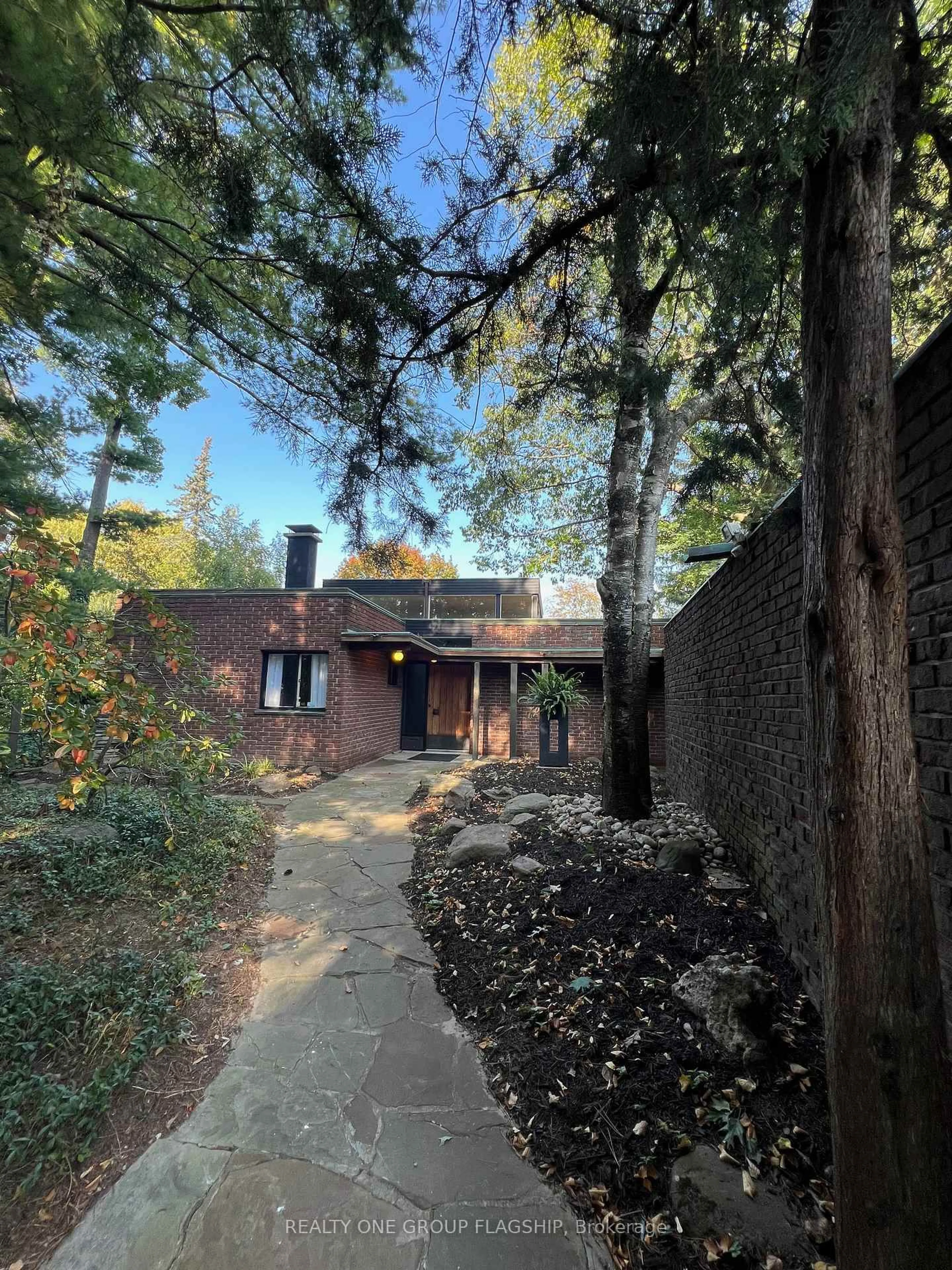 A pic from outside/outdoor area/front of a property/back of a property/a pic from drone, street for 1379 Clarkson Rd, Mississauga Ontario L5J 2W6