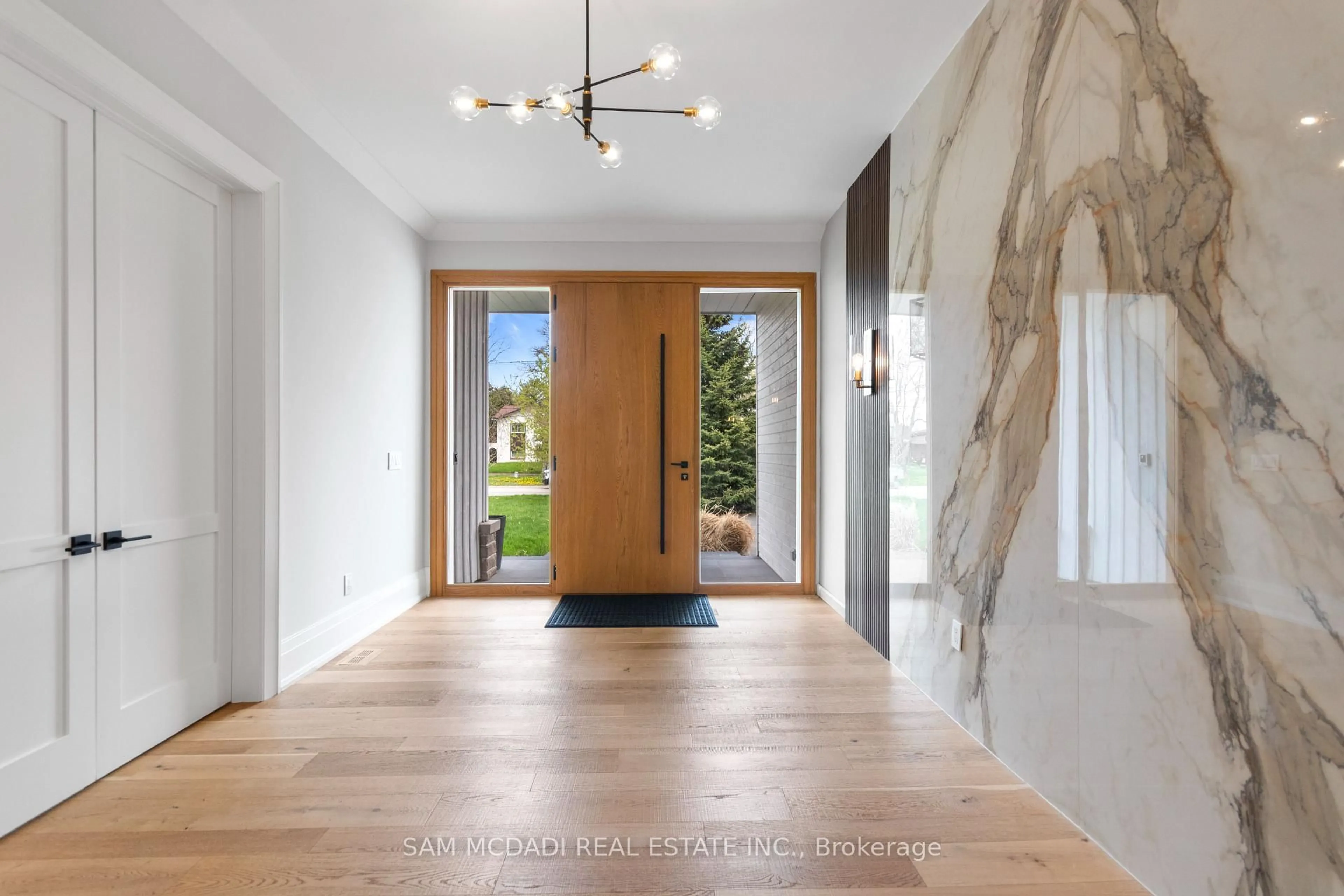 Indoor entryway for 584 Fourth Line, Oakville Ontario L6L 5A7