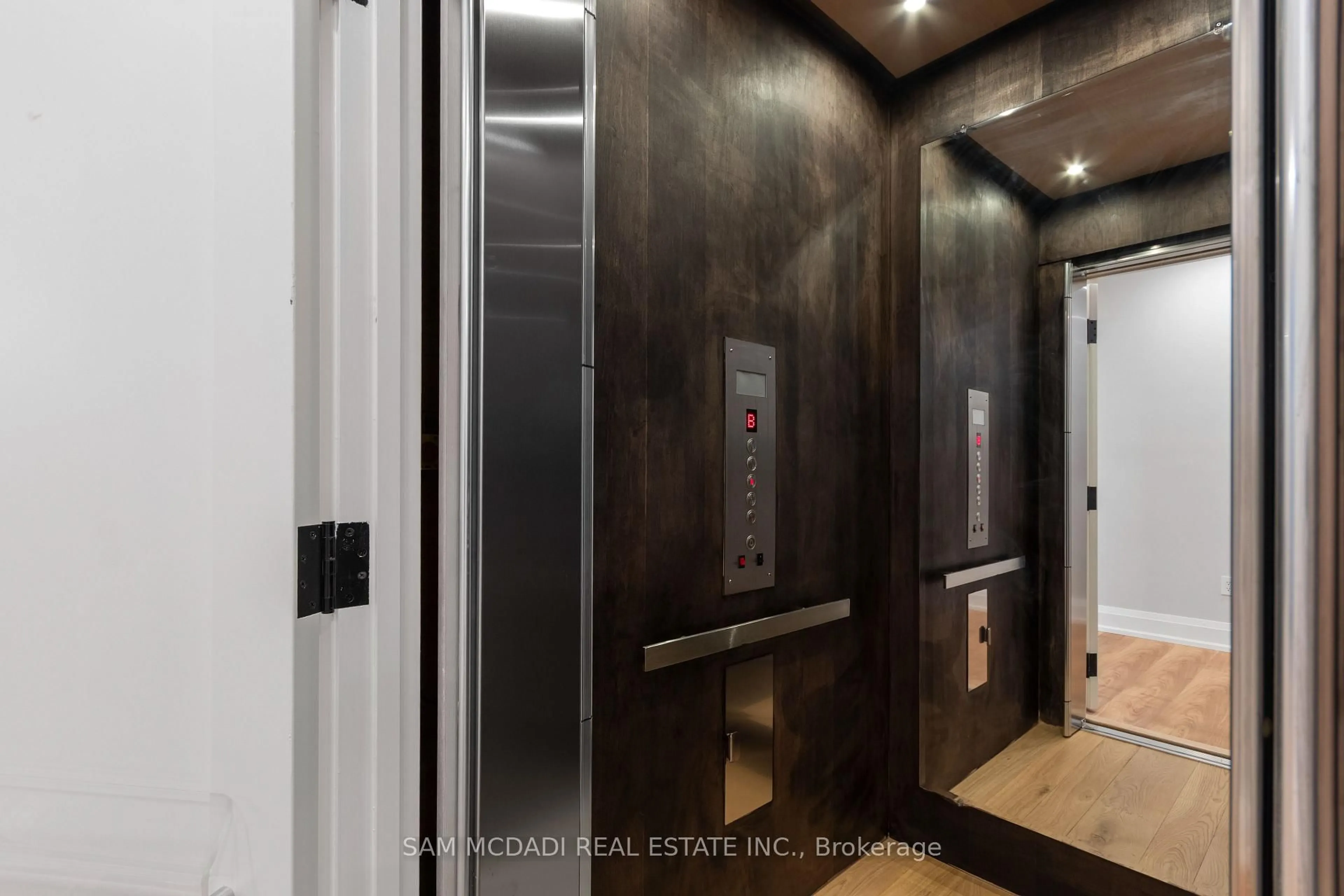 Indoor entryway for 584 Fourth Line, Oakville Ontario L6L 5A7