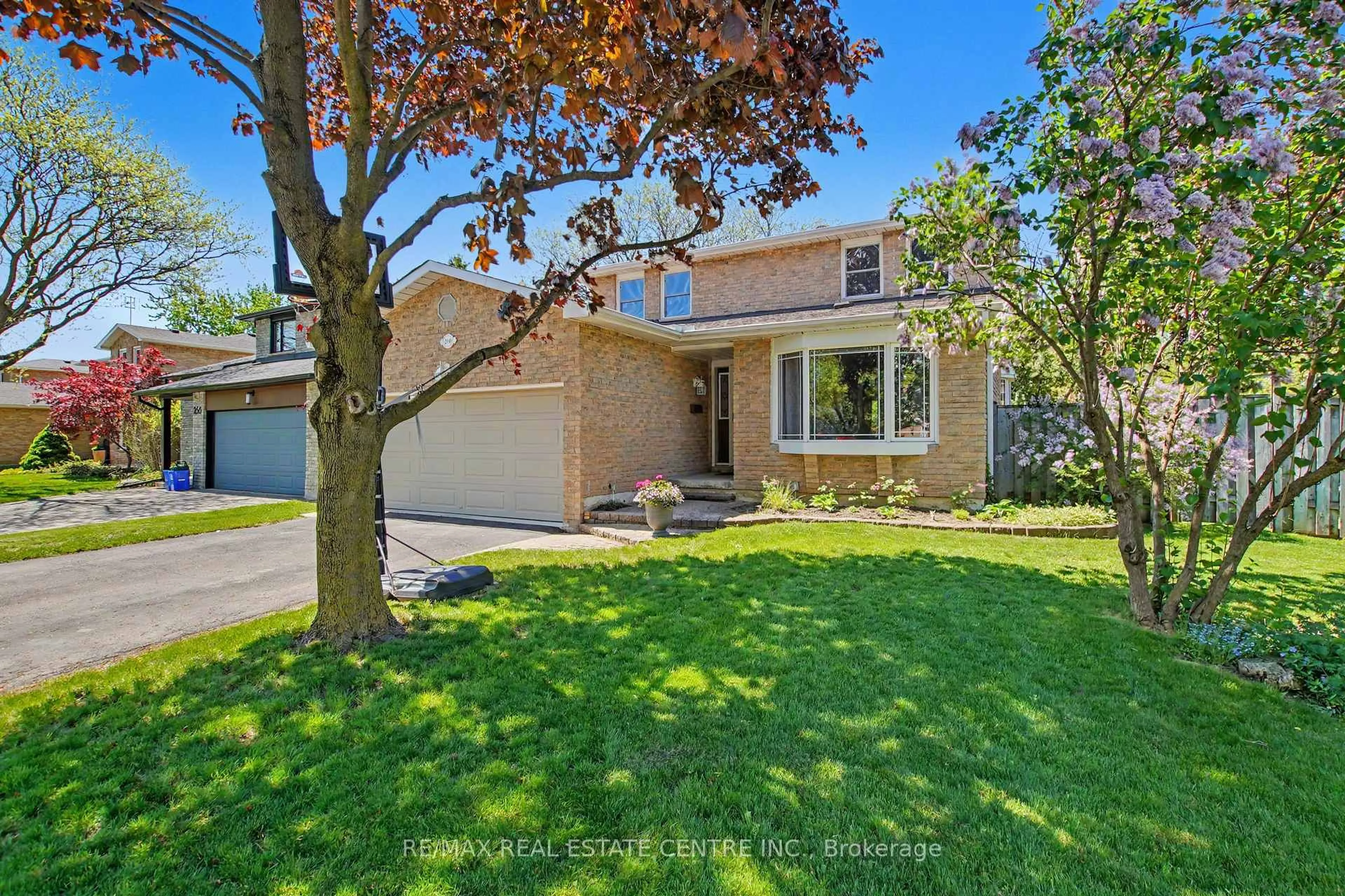 A pic from outside/outdoor area/front of a property/back of a property/a pic from drone, street for 260 Coxe Blvd, Milton Ontario L9T 4K8