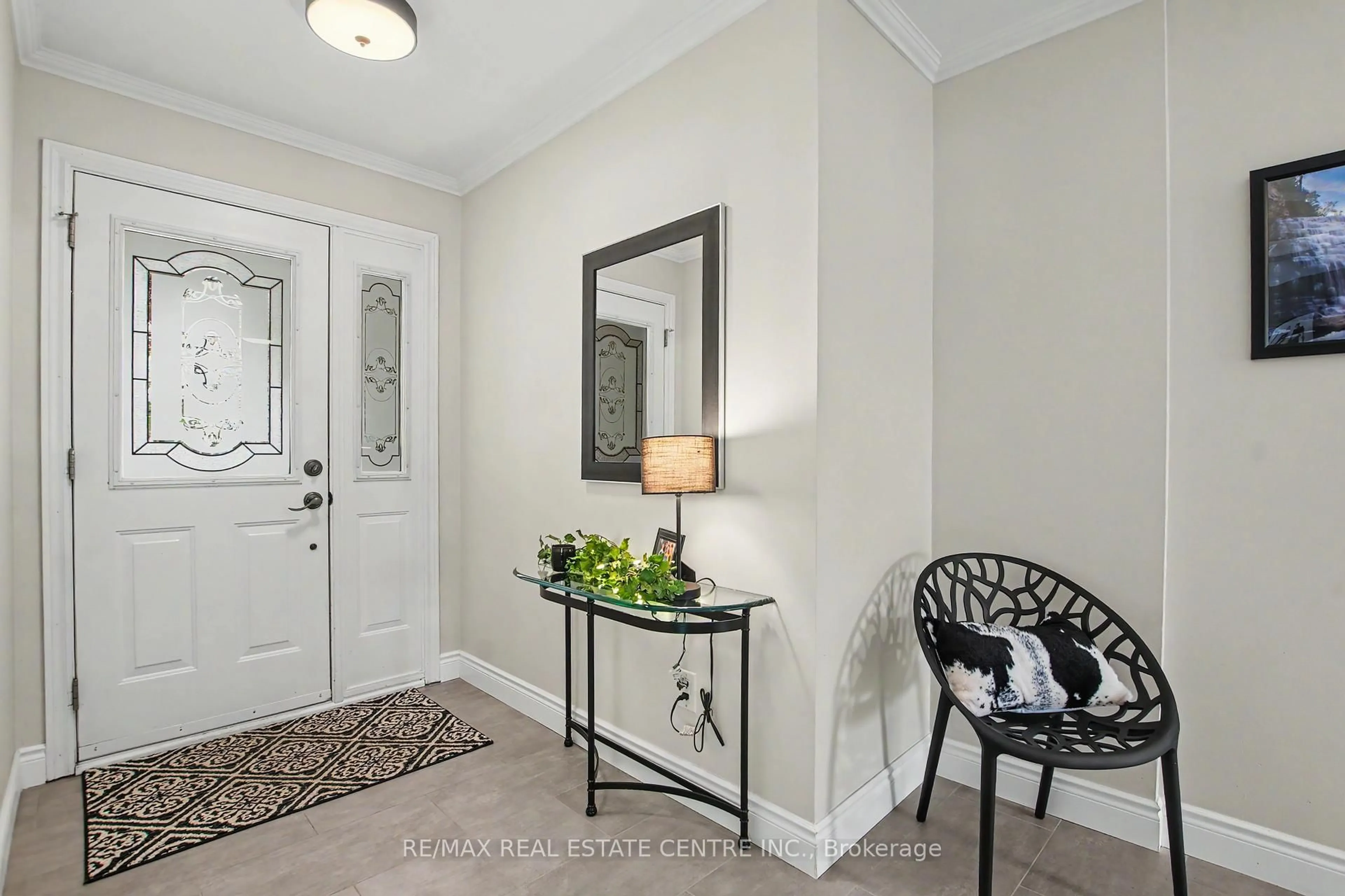 Indoor entryway for 260 Coxe Blvd, Milton Ontario L9T 4K8