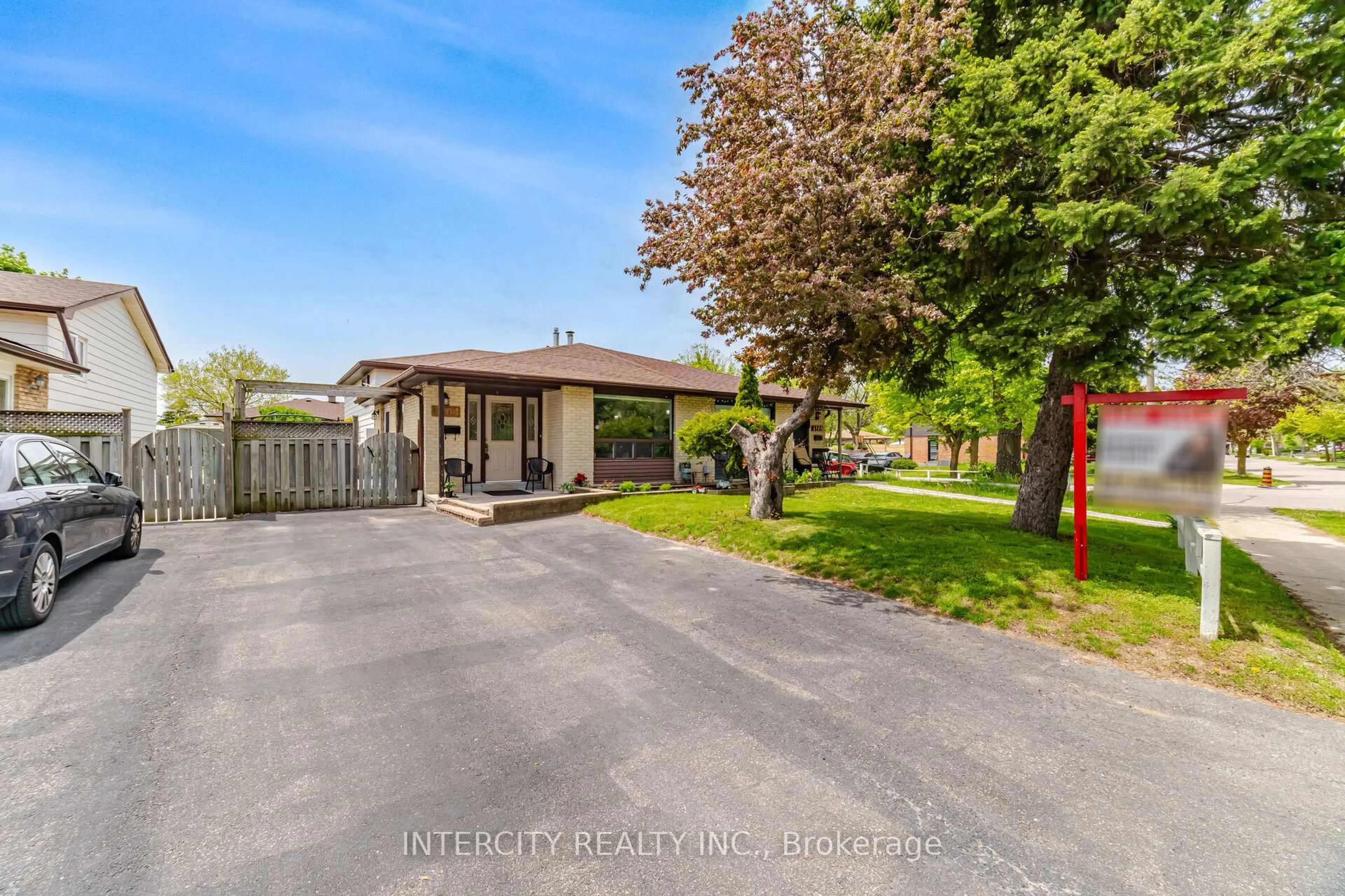 A pic from outside/outdoor area/front of a property/back of a property/a pic from drone, street for 3164 Gwendale Cres, Mississauga Ontario L5A 3B4