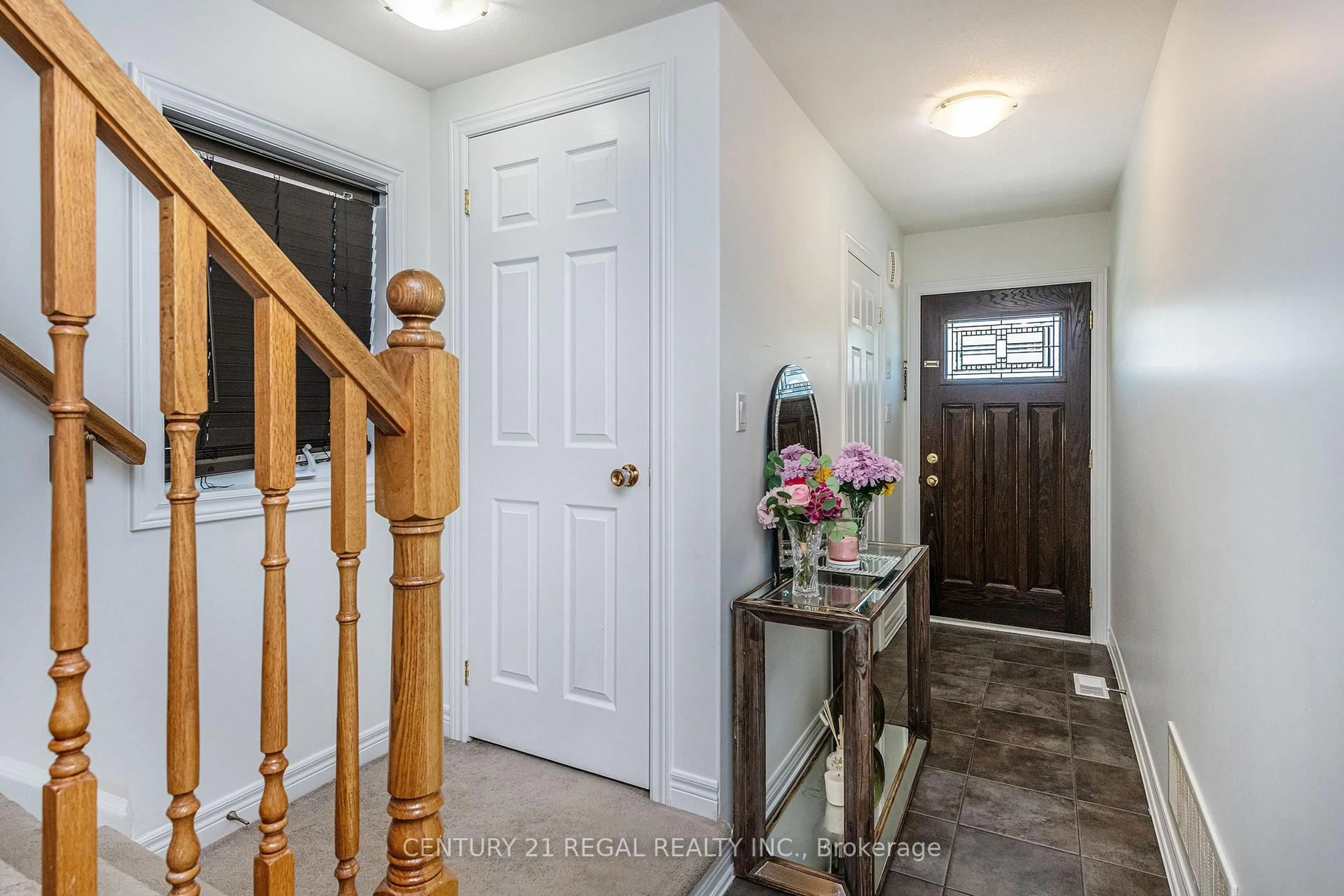 Indoor entryway for 158 Parkinson Cres, Orangeville Ontario L6W 6X3