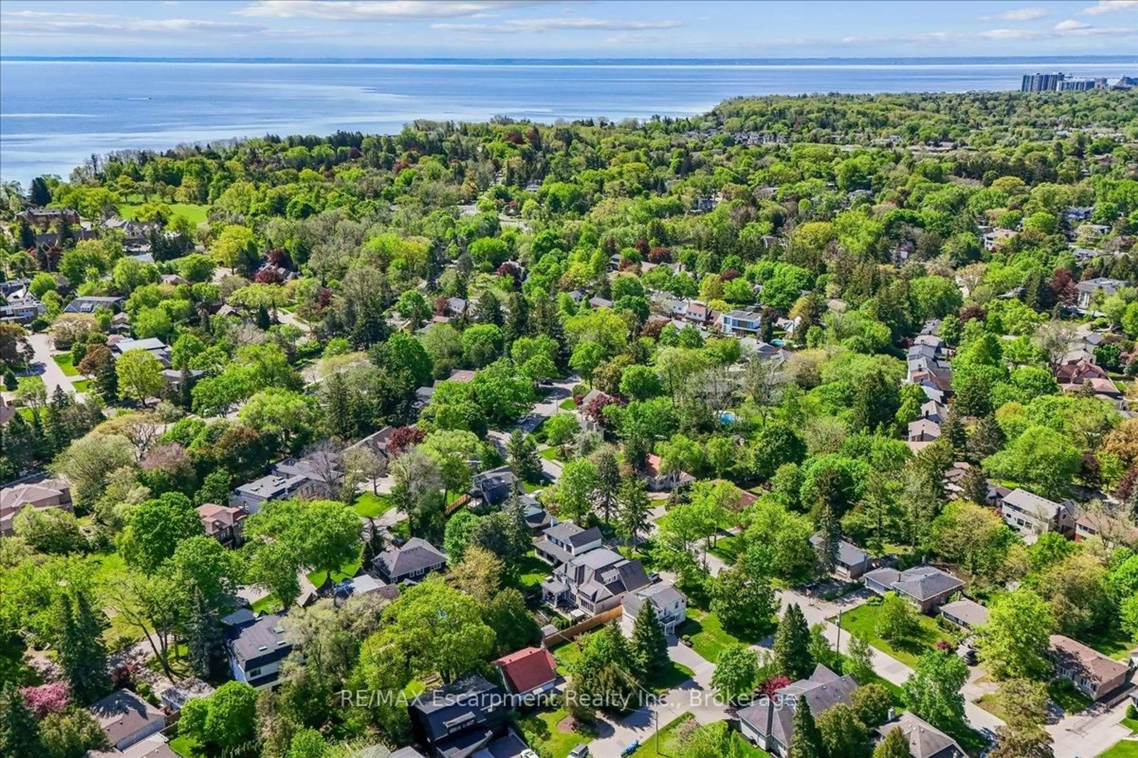 A pic from outside/outdoor area/front of a property/back of a property/a pic from drone, water/lake/river/ocean view for 549 Jeanette Dr, Oakville Ontario L6K 1M9