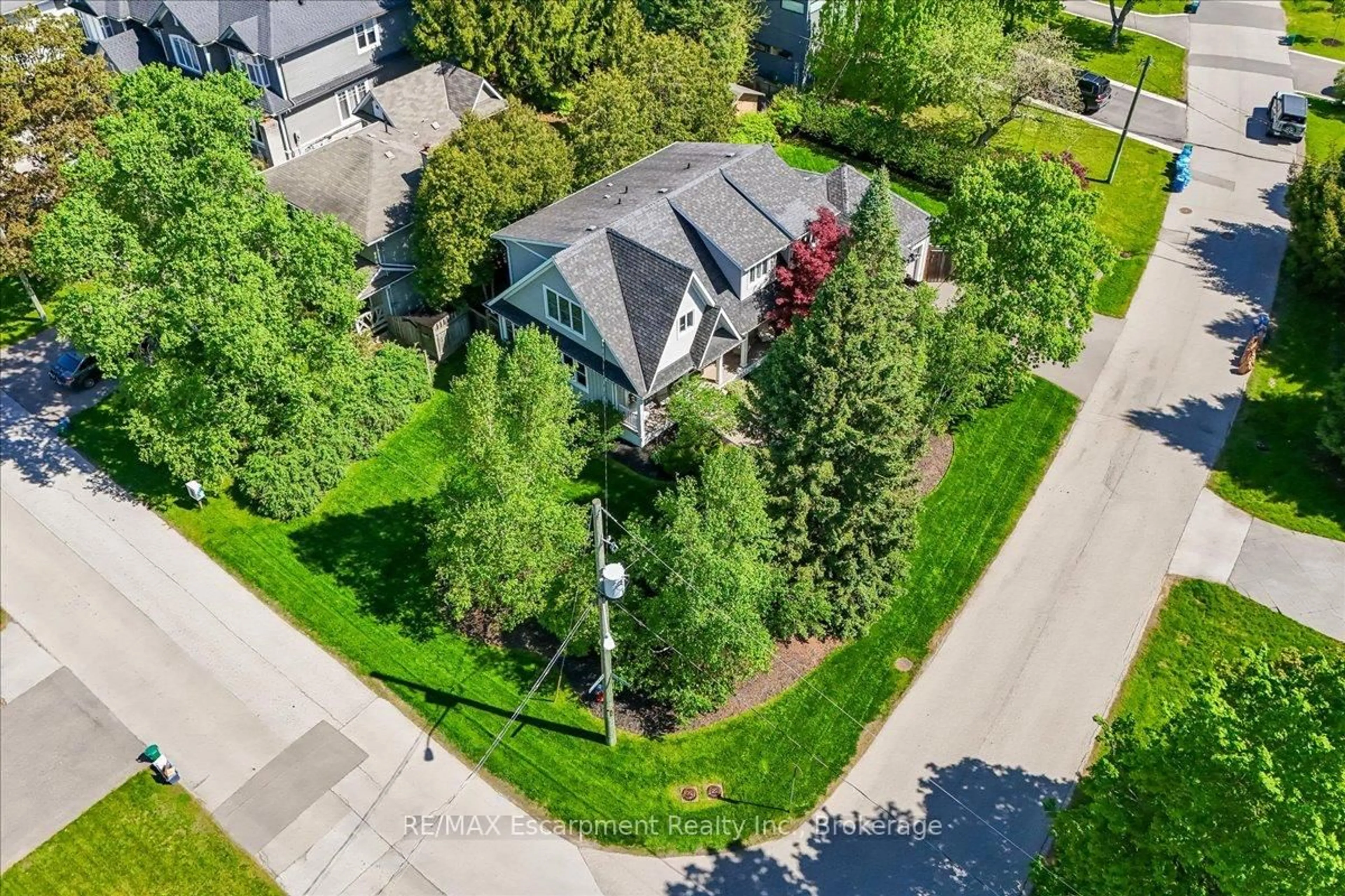 A pic from outside/outdoor area/front of a property/back of a property/a pic from drone, street for 549 Jeanette Dr, Oakville Ontario L6K 1M9