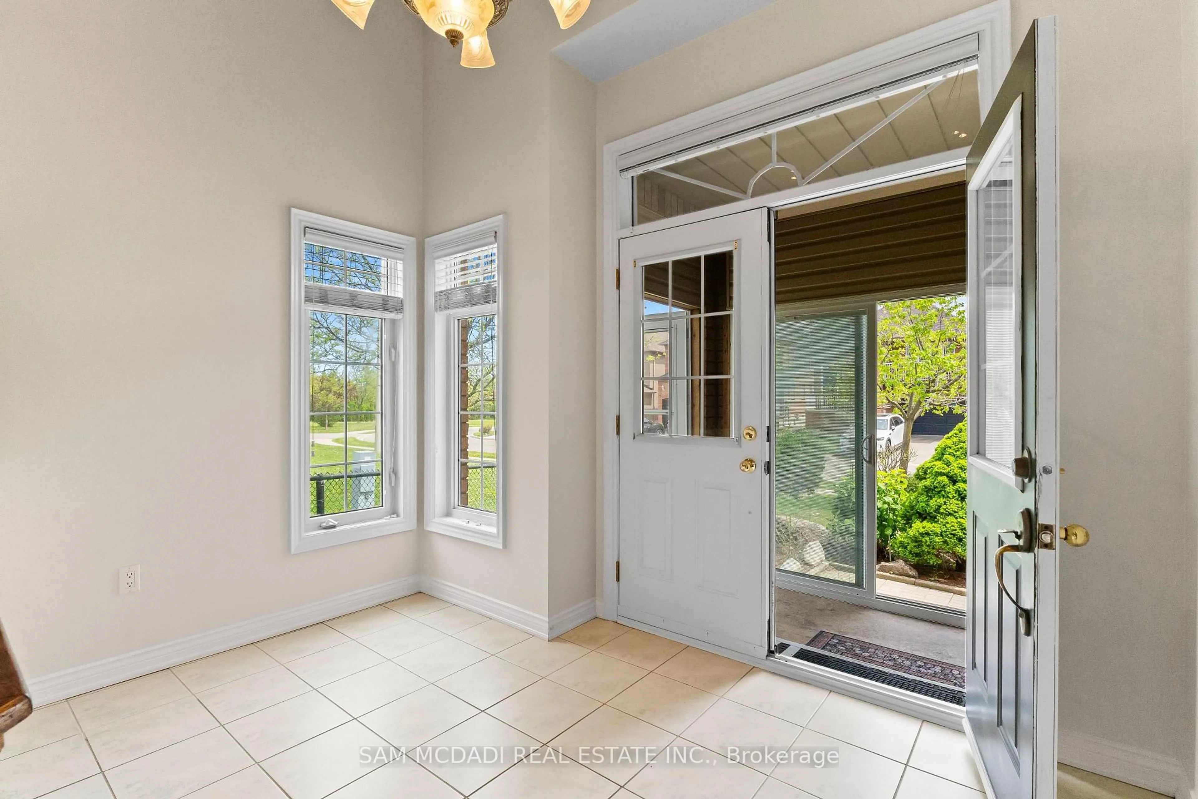Indoor entryway for 38 Maple Beach Cres, Brampton Ontario L7A 2T8