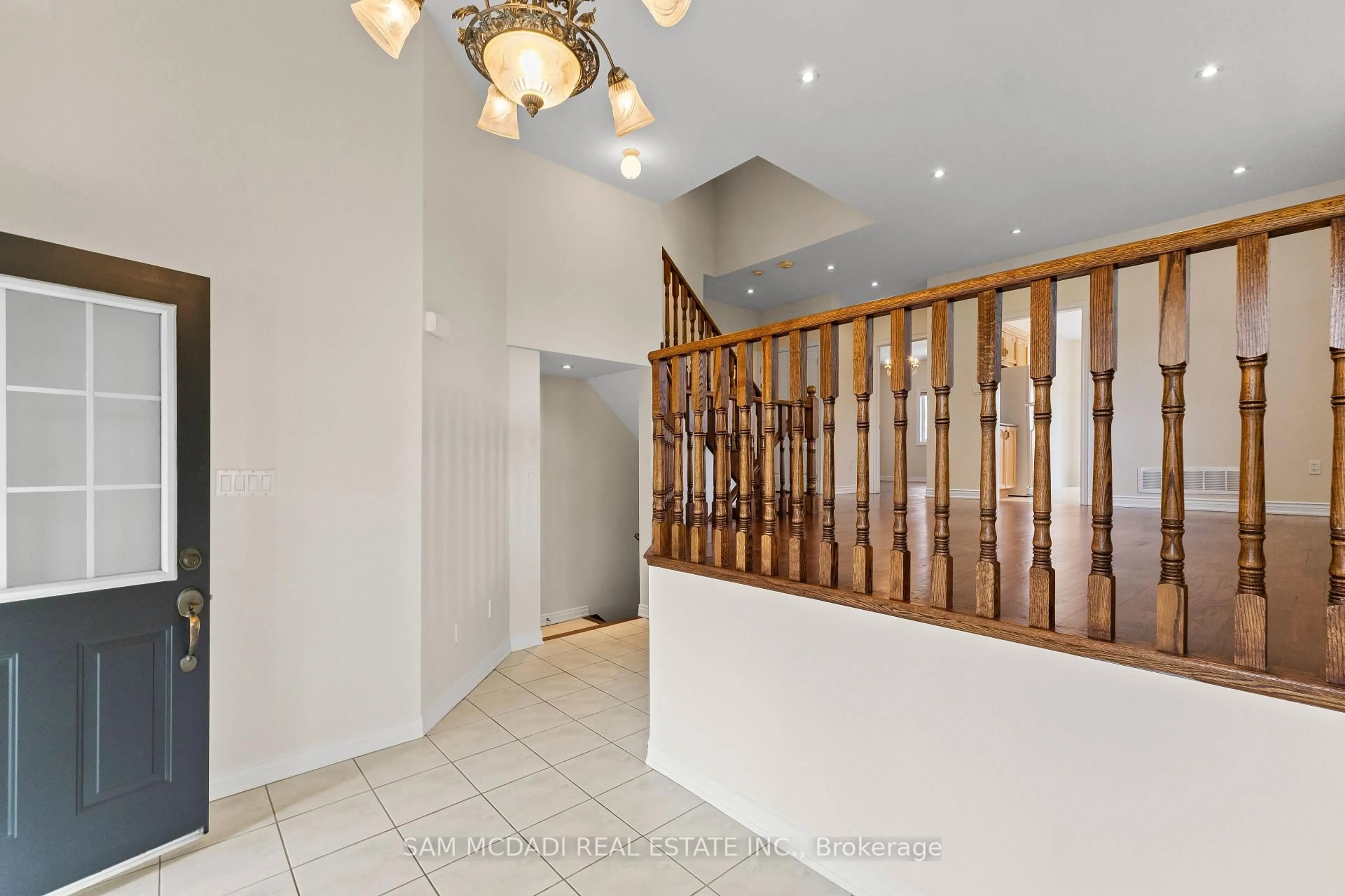Indoor foyer for 38 Maple Beach Cres, Brampton Ontario L7A 2T8