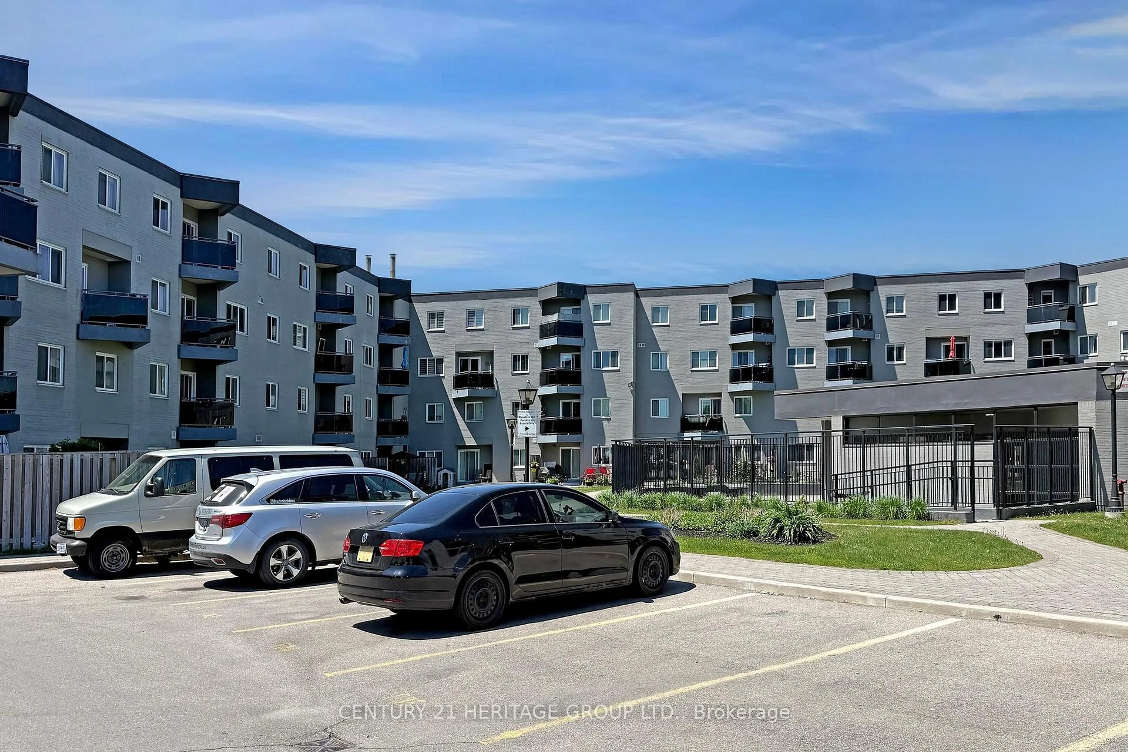 A pic from outside/outdoor area/front of a property/back of a property/a pic from drone, street for 2001 Bonnymede Dr #91, Mississauga Ontario L5J 4H8