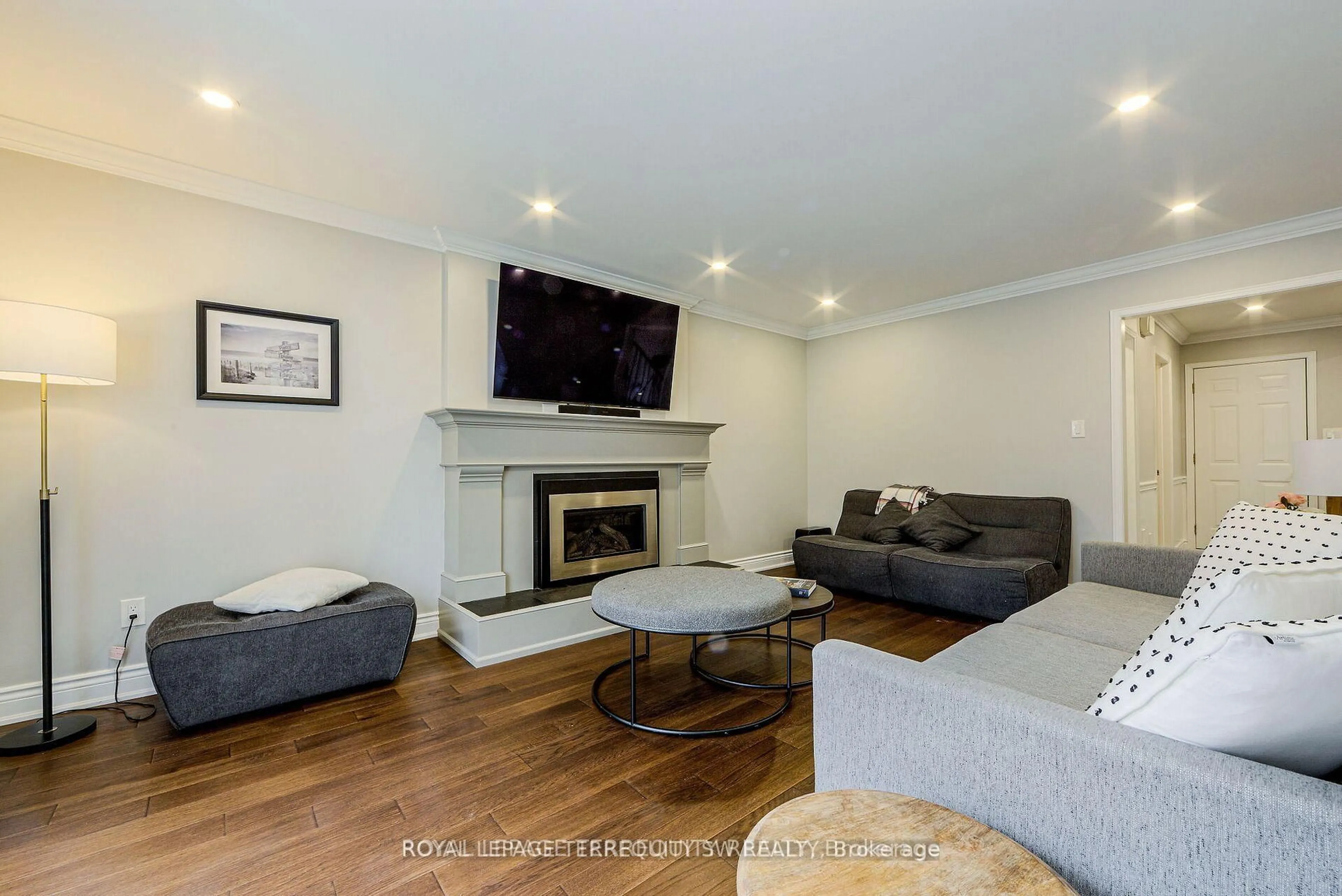 Living room with furniture, wood/laminate floor for 2025 Parklane Cres, Burlington Ontario L7M 3V6
