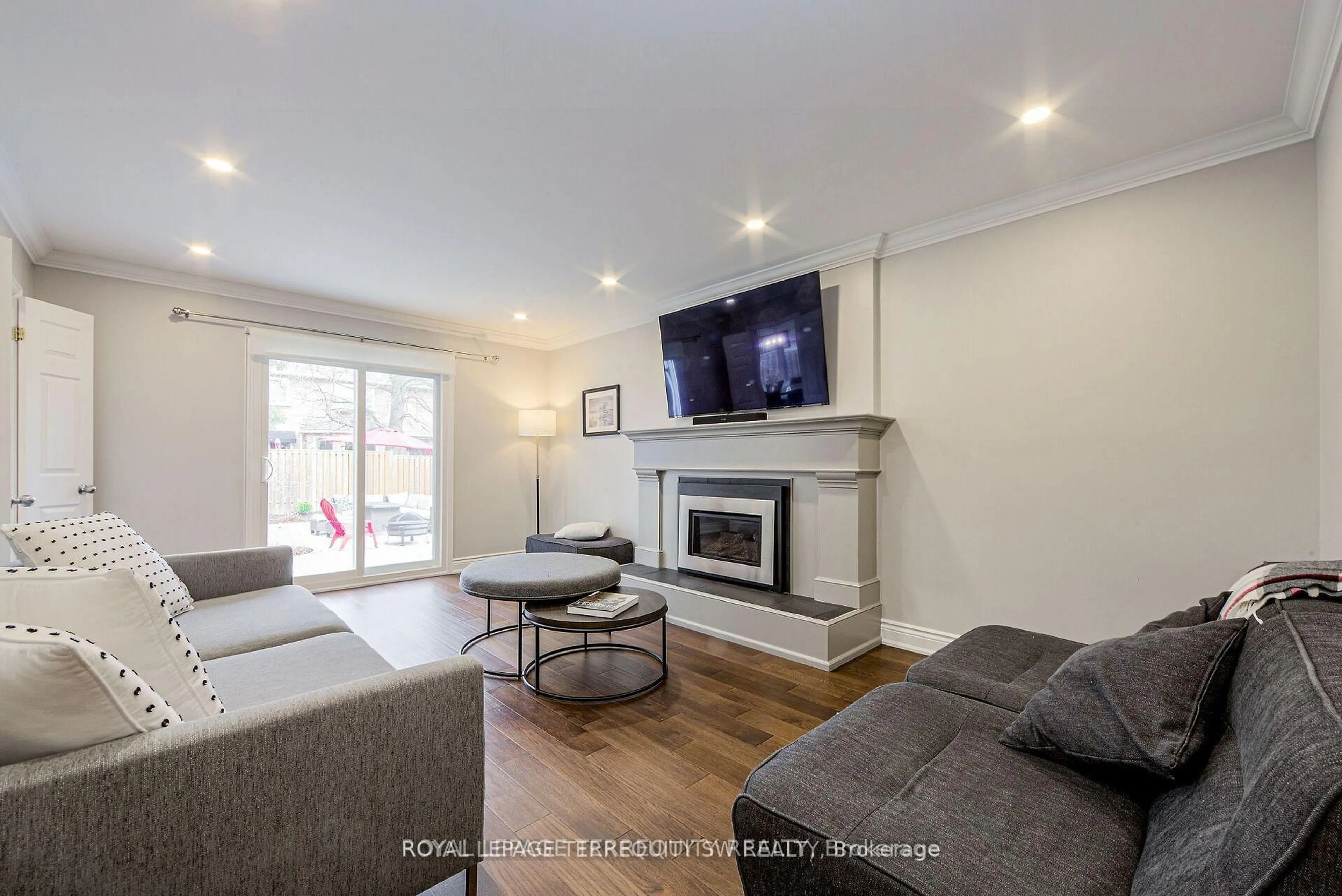 Living room with furniture, wood/laminate floor for 2025 Parklane Cres, Burlington Ontario L7M 3V6
