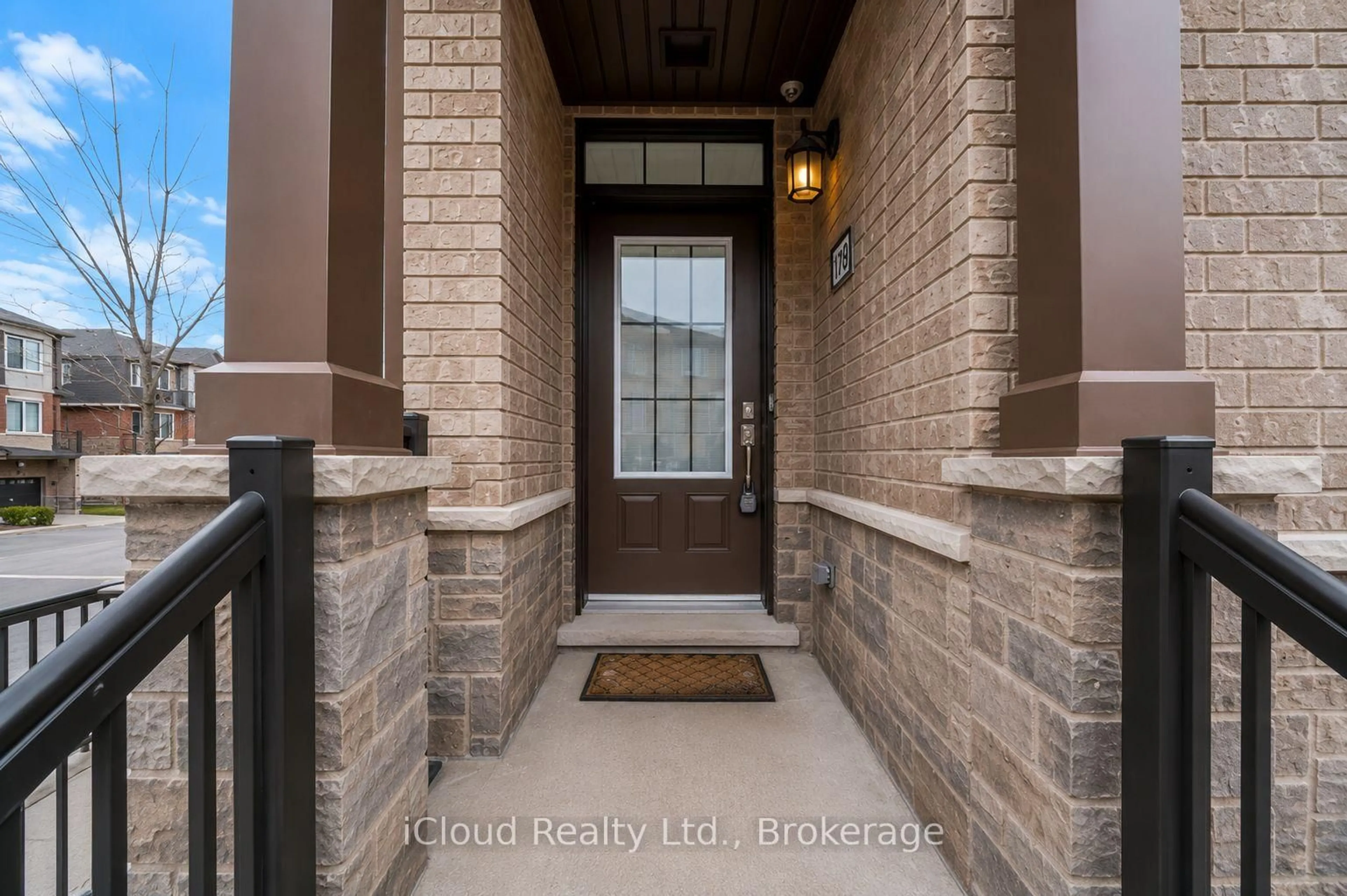 Indoor entryway for 445 Ontario St #103, Milton Ontario L9T 9K4