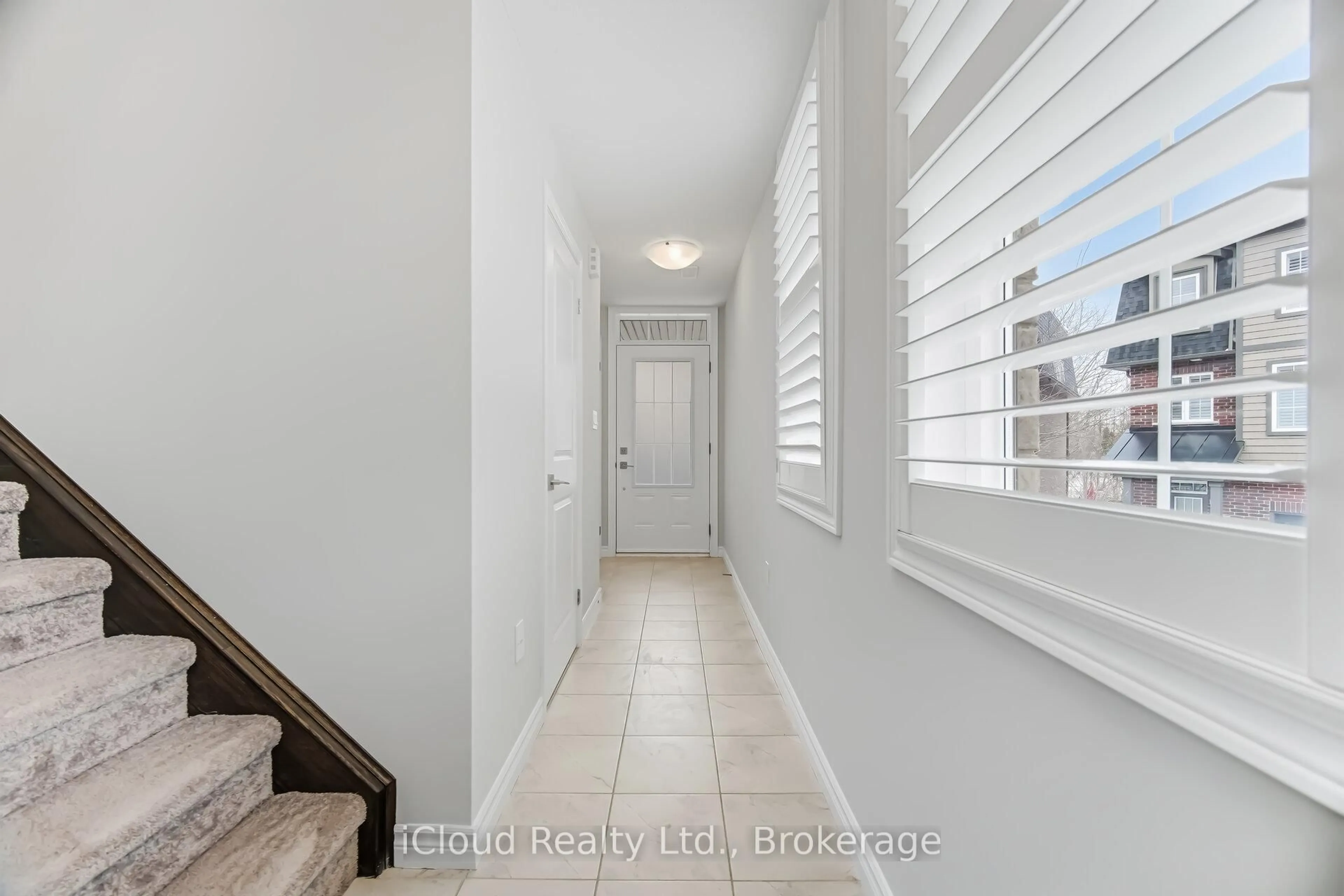 Indoor entryway for 445 Ontario St #103, Milton Ontario L9T 9K4
