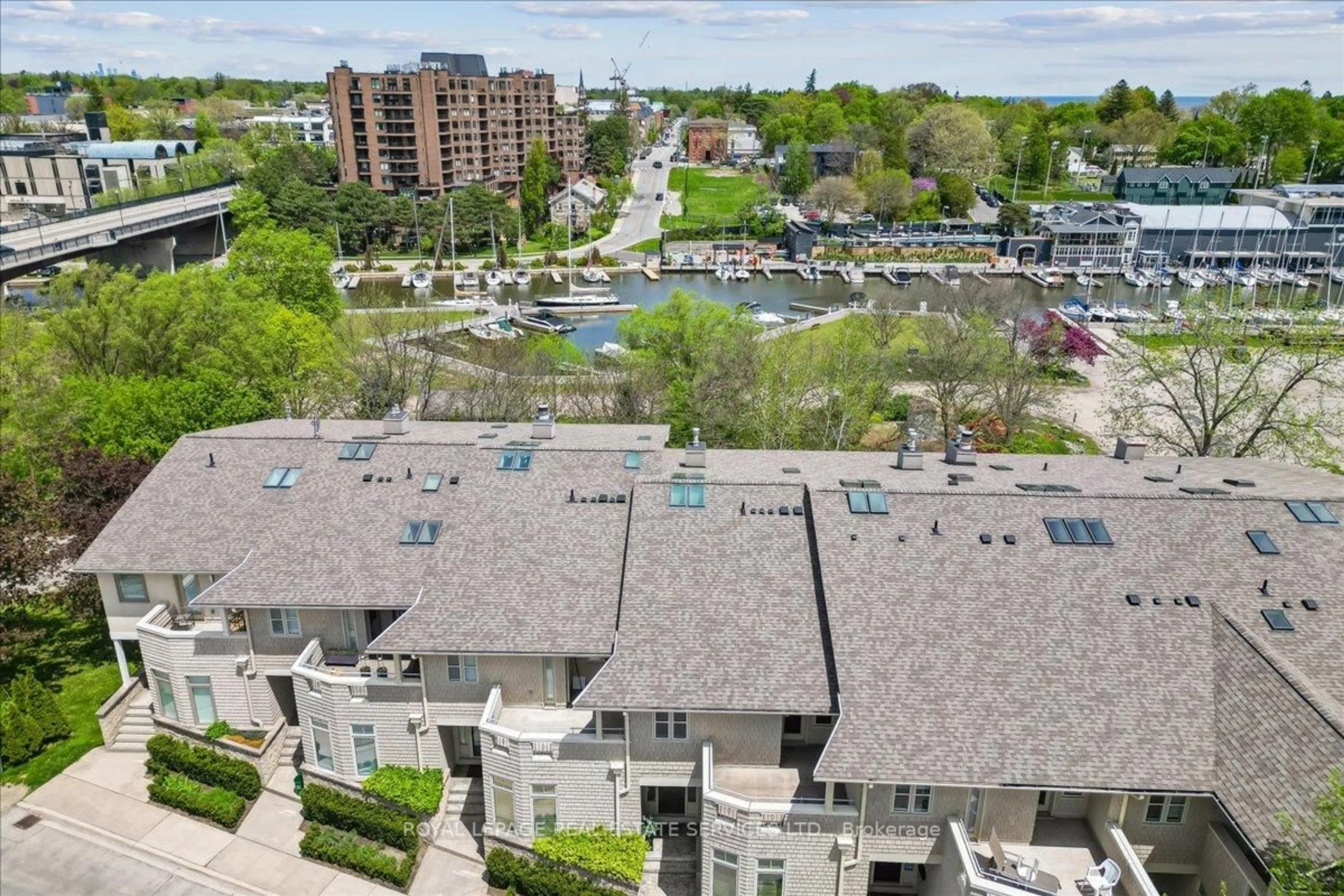 A pic from outside/outdoor area/front of a property/back of a property/a pic from drone, city buildings view from balcony for 89 Forsythe St, Oakville Ontario L6K 3R7