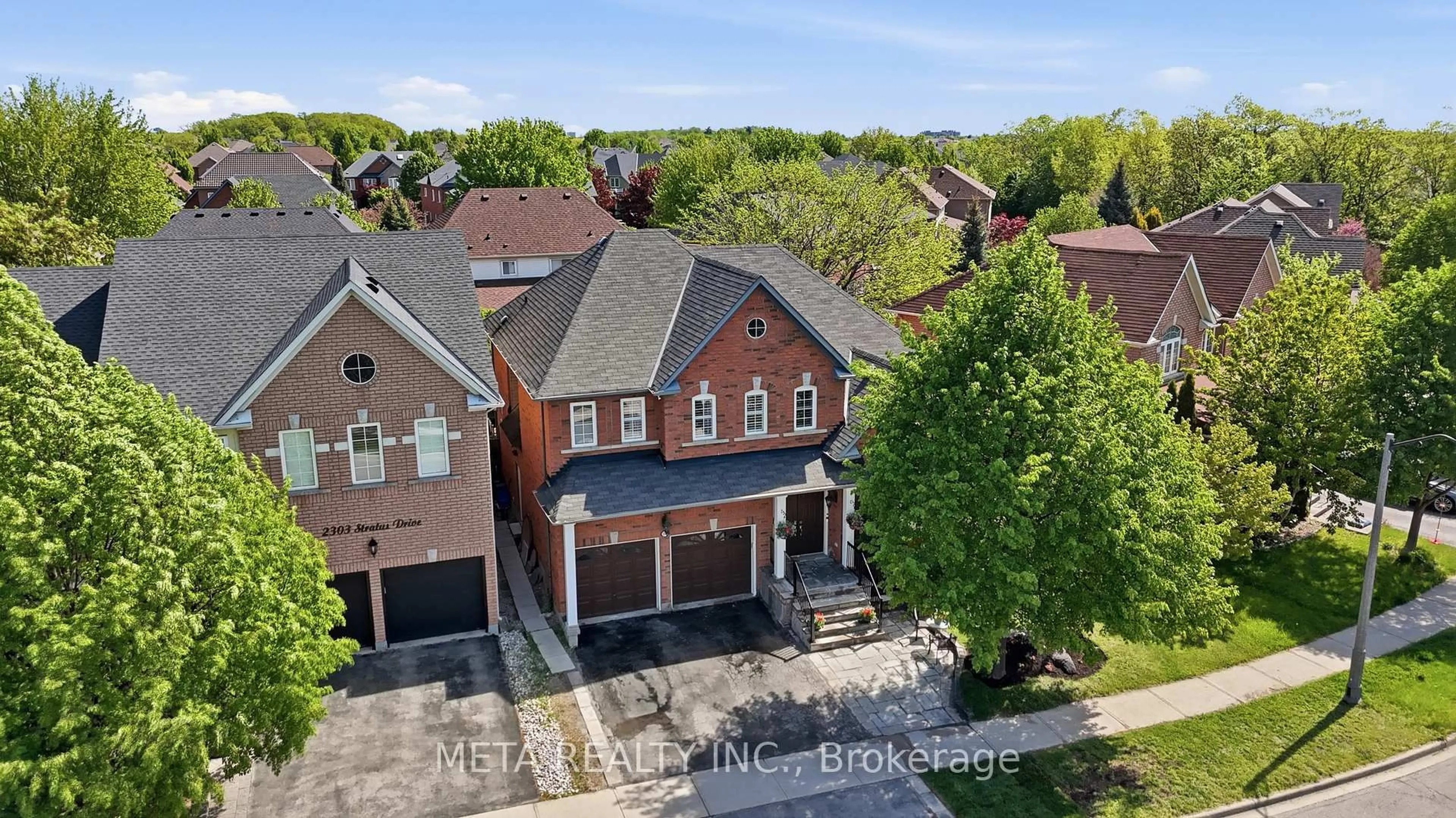 A pic from outside/outdoor area/front of a property/back of a property/a pic from drone, street for 2299 Stratus Dr, Oakville Ontario L6M 4Z9