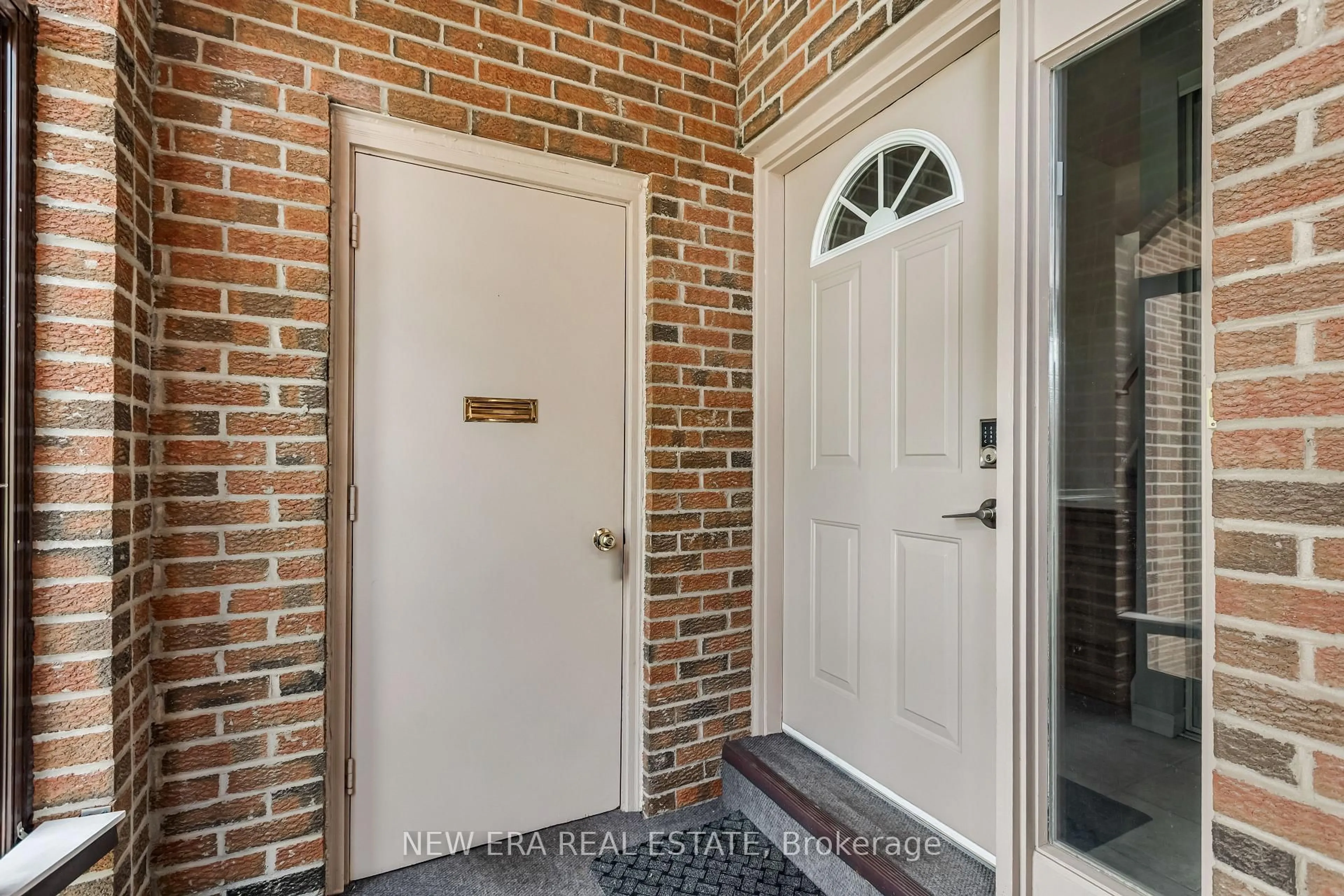 Indoor entryway for 4059 Teakwood Dr, Mississauga Ontario L5C 3L3