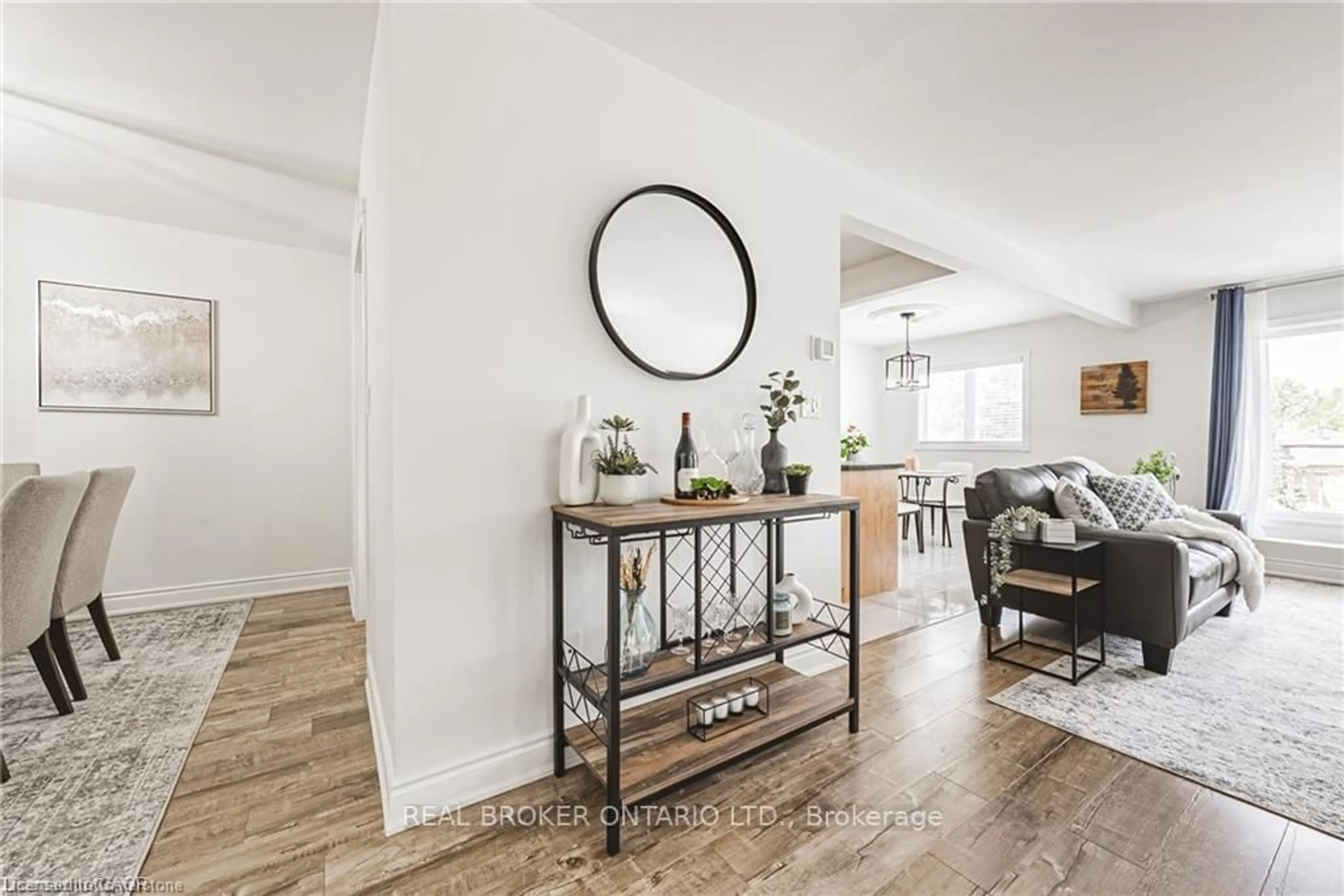 Indoor entryway for 3050 Pinemeadow Dr #30, Burlington Ontario L7M 3X5