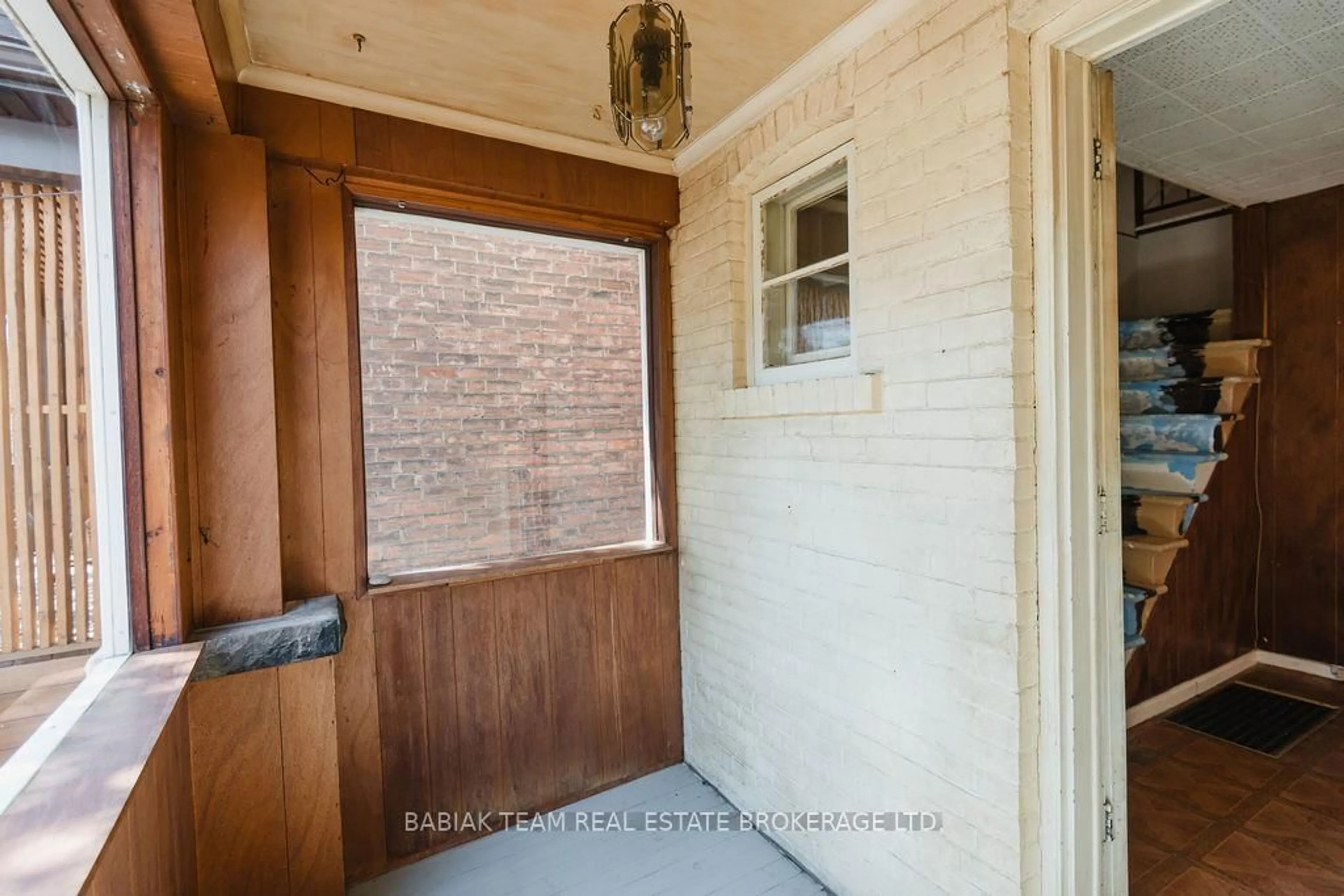 Indoor entryway for 32 Radford Ave, Toronto Ontario M6R 1Z6