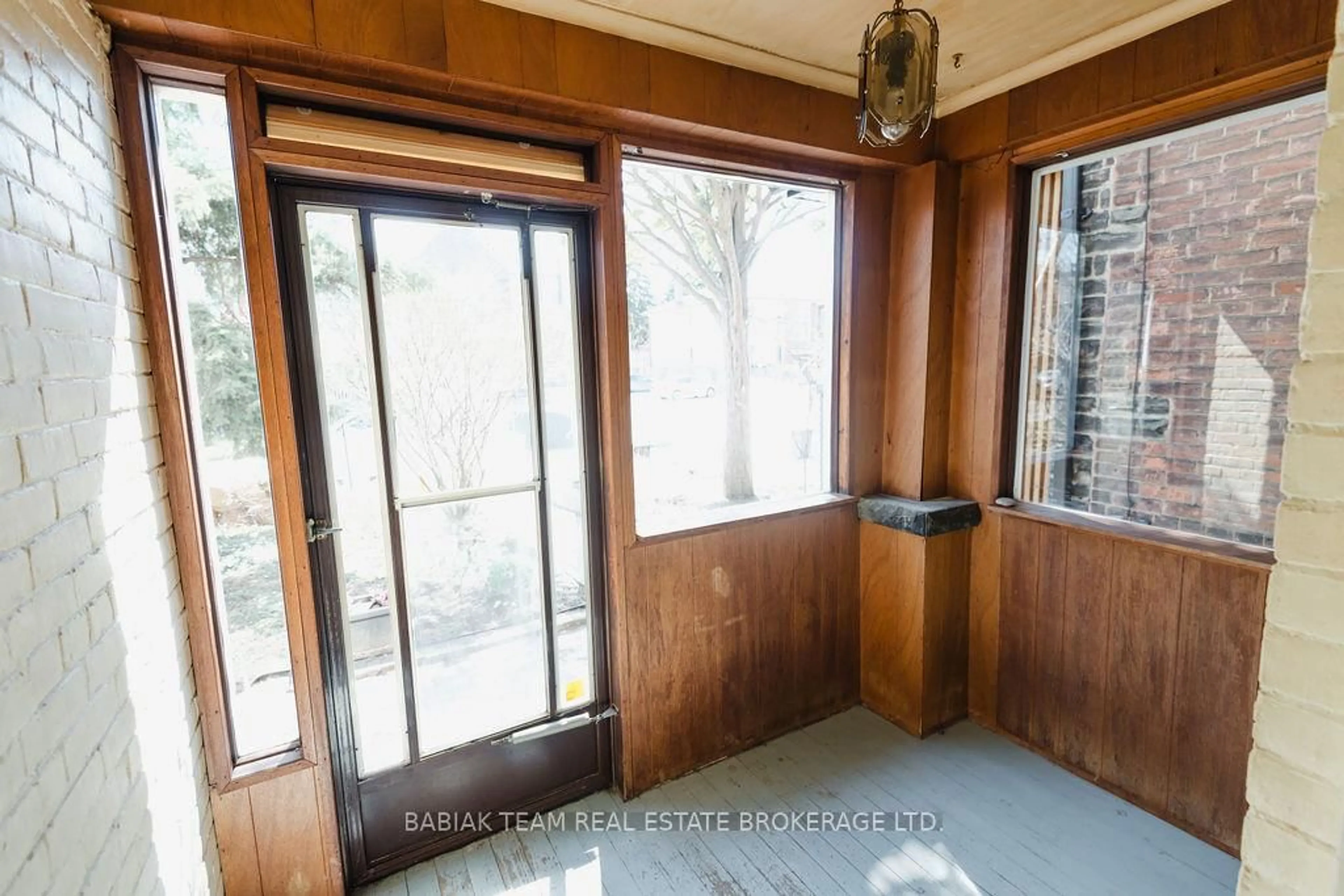 Indoor foyer for 32 Radford Ave, Toronto Ontario M6R 1Z6