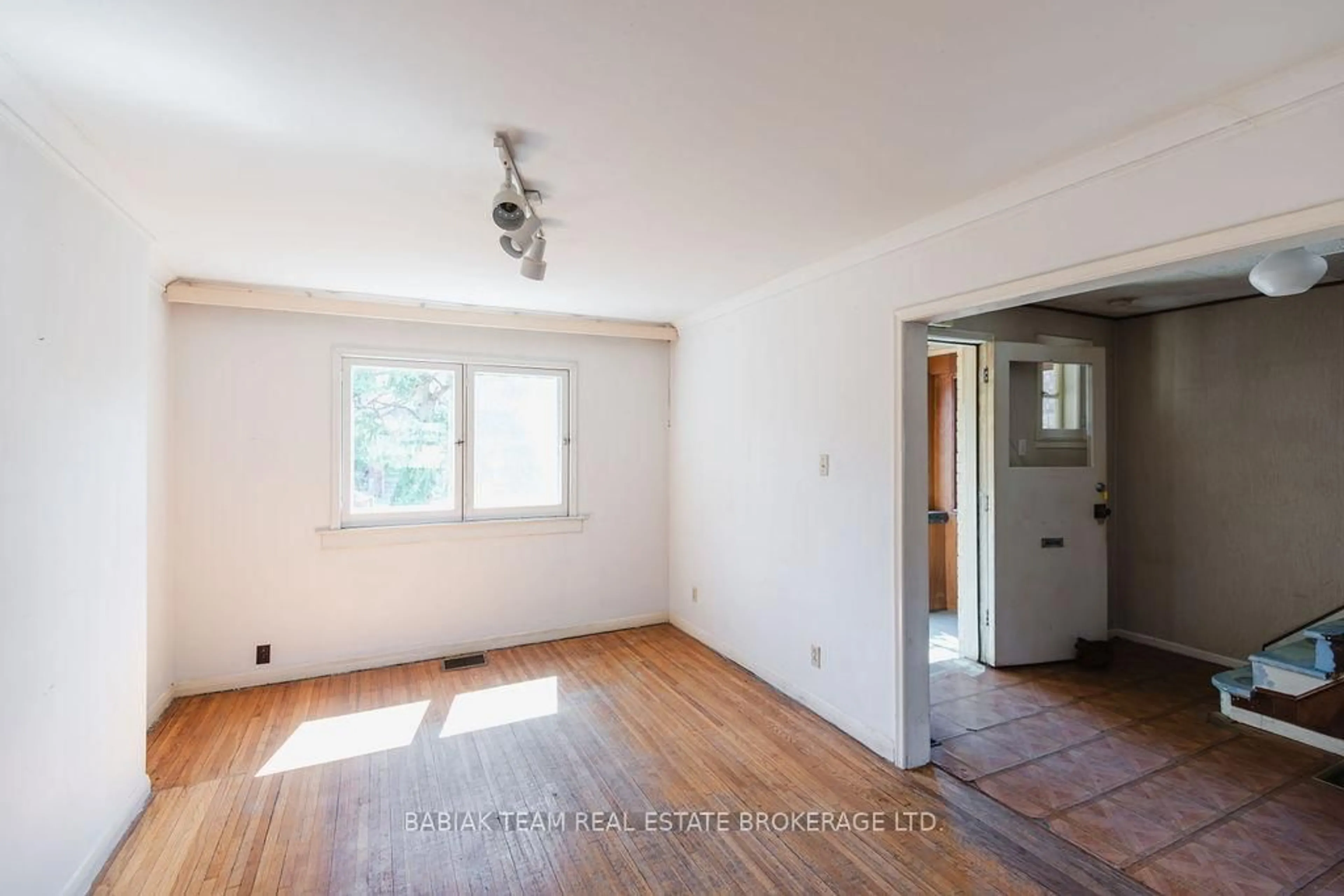 A pic of a room for 32 Radford Ave, Toronto Ontario M6R 1Z6