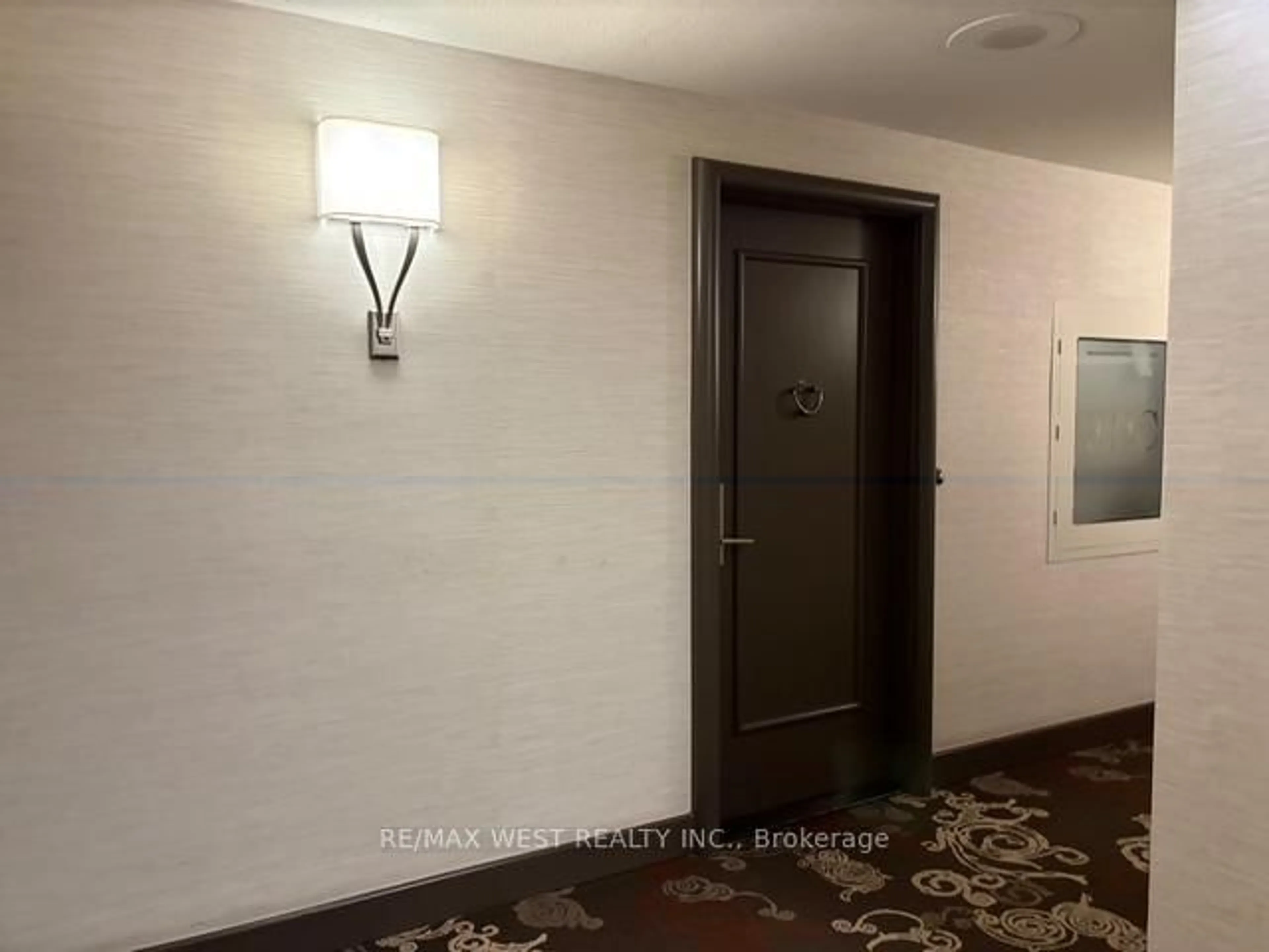 Indoor foyer for 1400 Dixie Rd #604, Mississauga Ontario L5E 3E1
