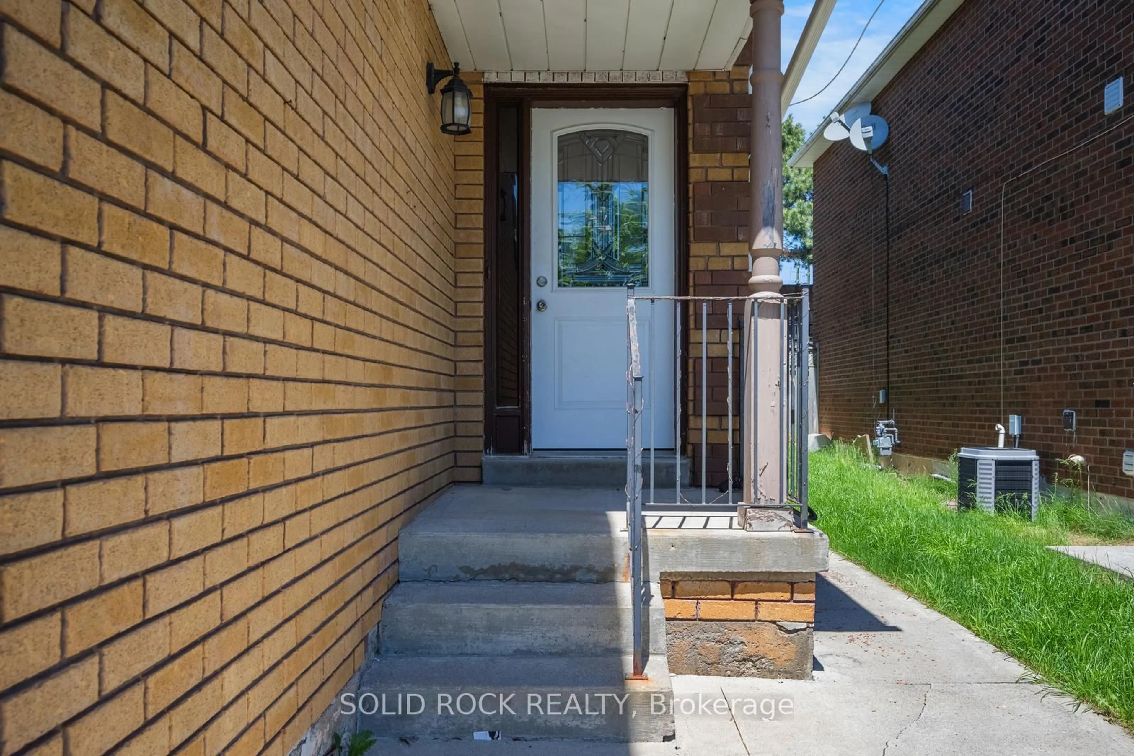 Indoor entryway for 58 Ravenscliffe Crt, Brampton Ontario L6X 4N9