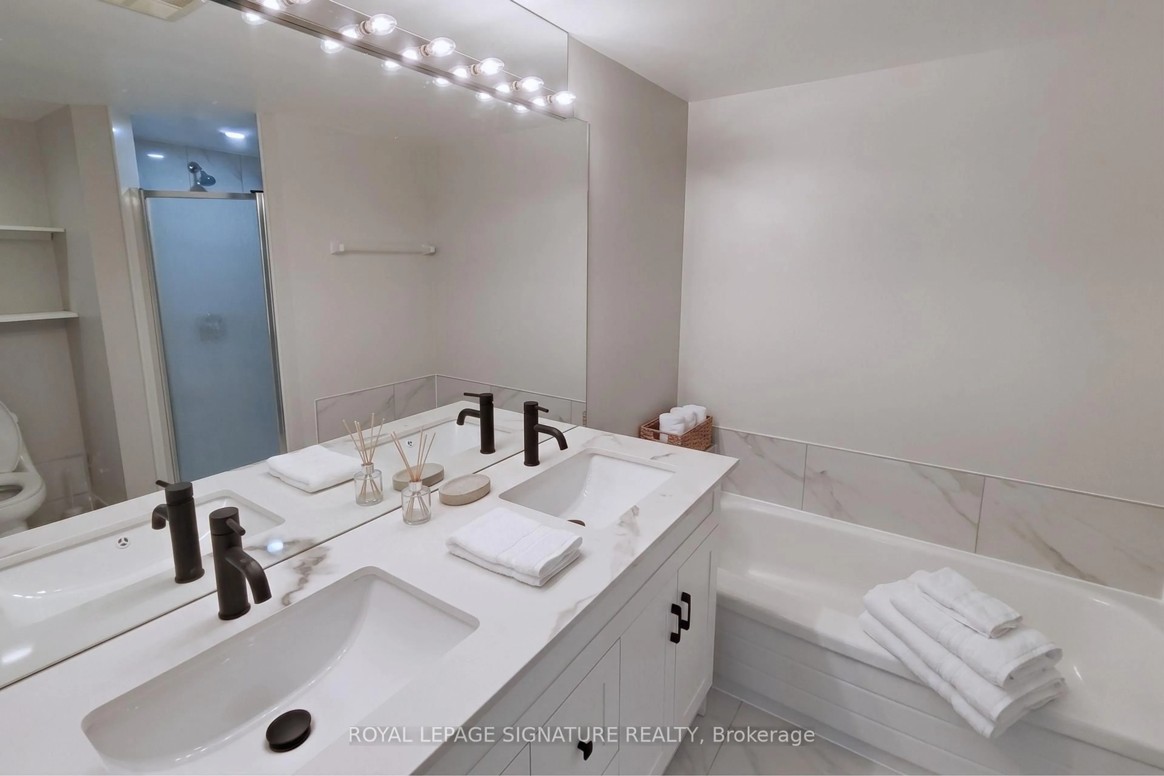 Standard bathroom, ceramic/tile floor for 1300 Islington Ave #507, Toronto Ontario M9A 5C4