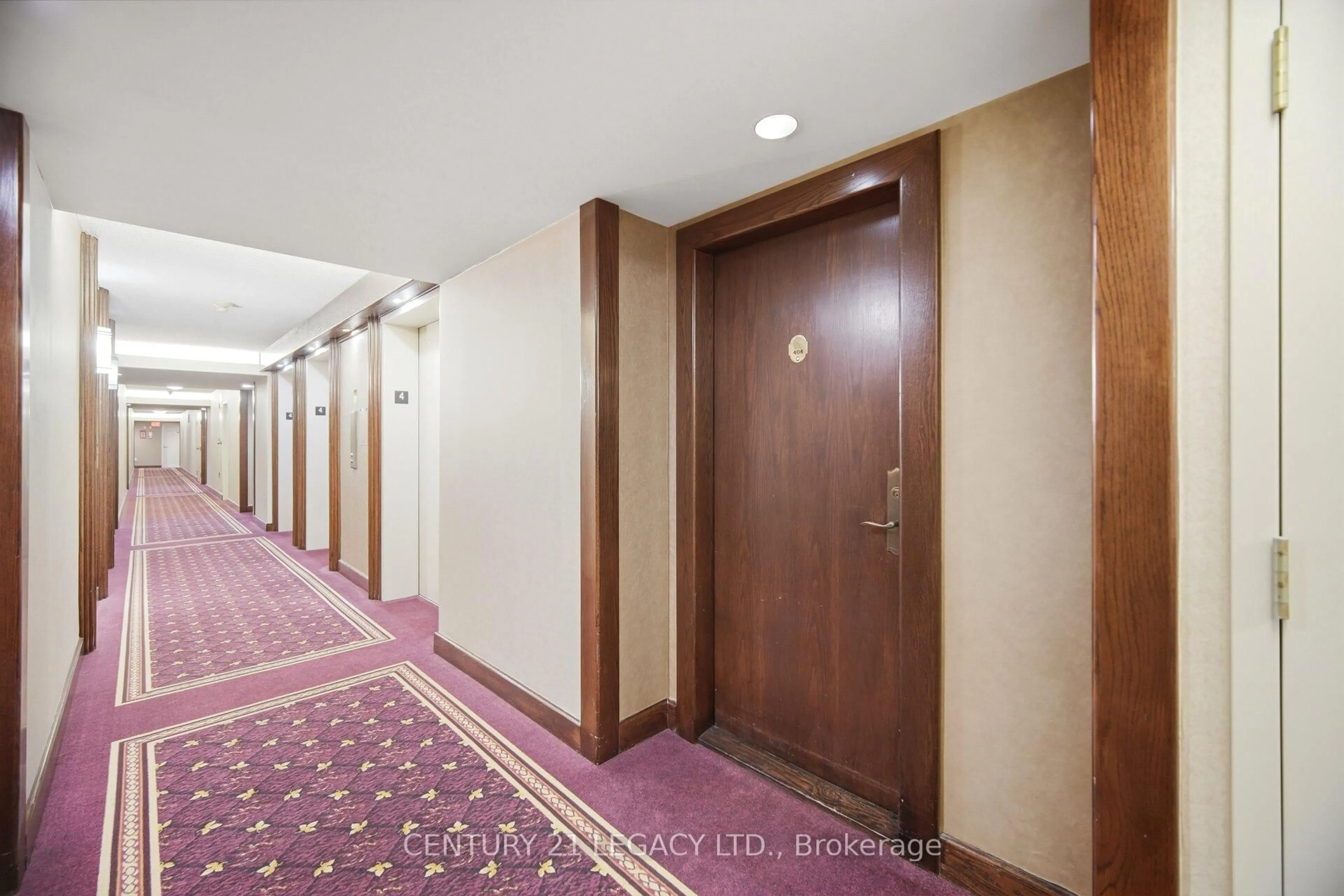 Indoor foyer for 24 Hanover Rd #404, Brampton Ontario L6S 5K8