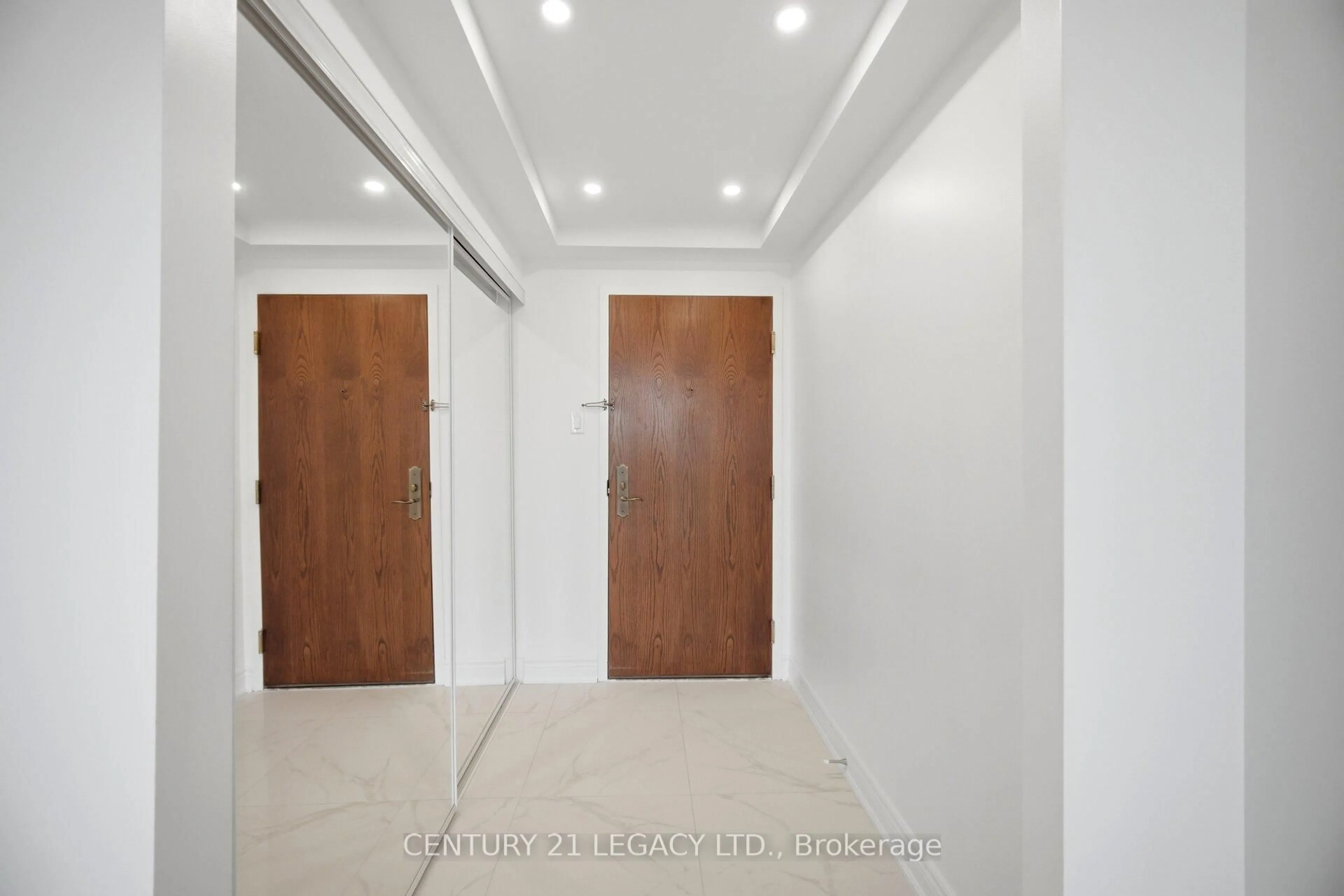 Indoor foyer for 24 Hanover Rd #404, Brampton Ontario L6S 5K8