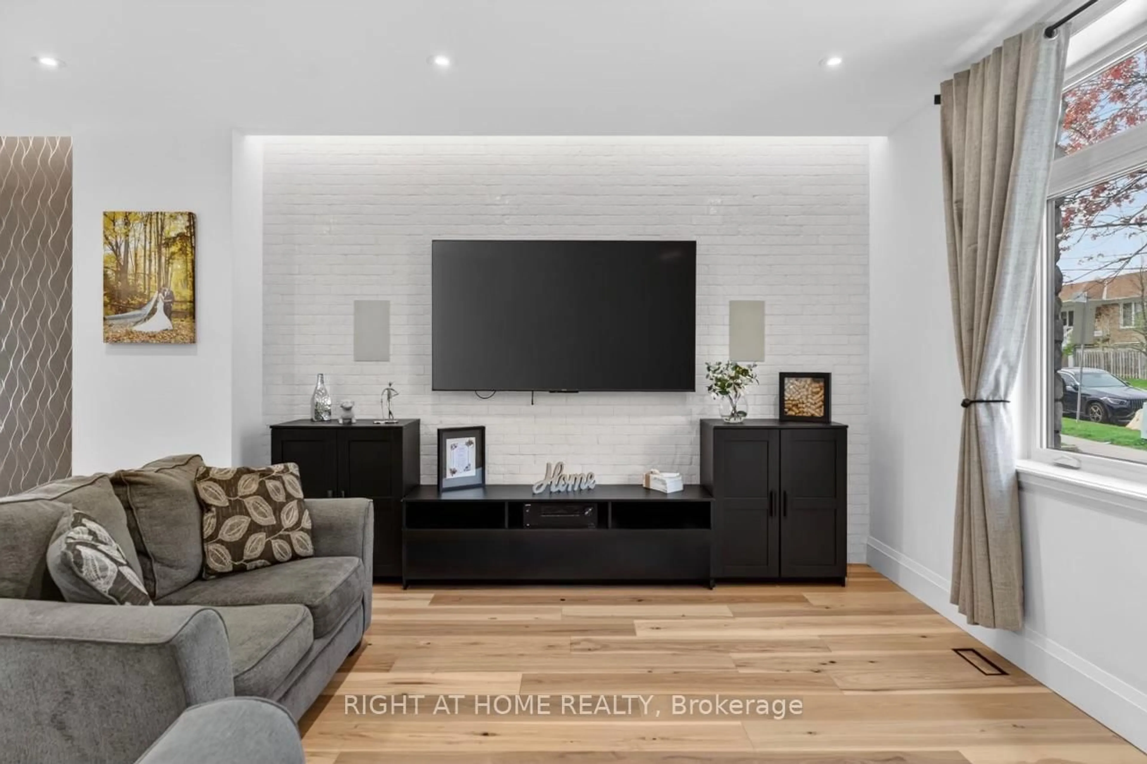 Home theater for 17 Exbury Rd, Toronto Ontario M3M 1P6