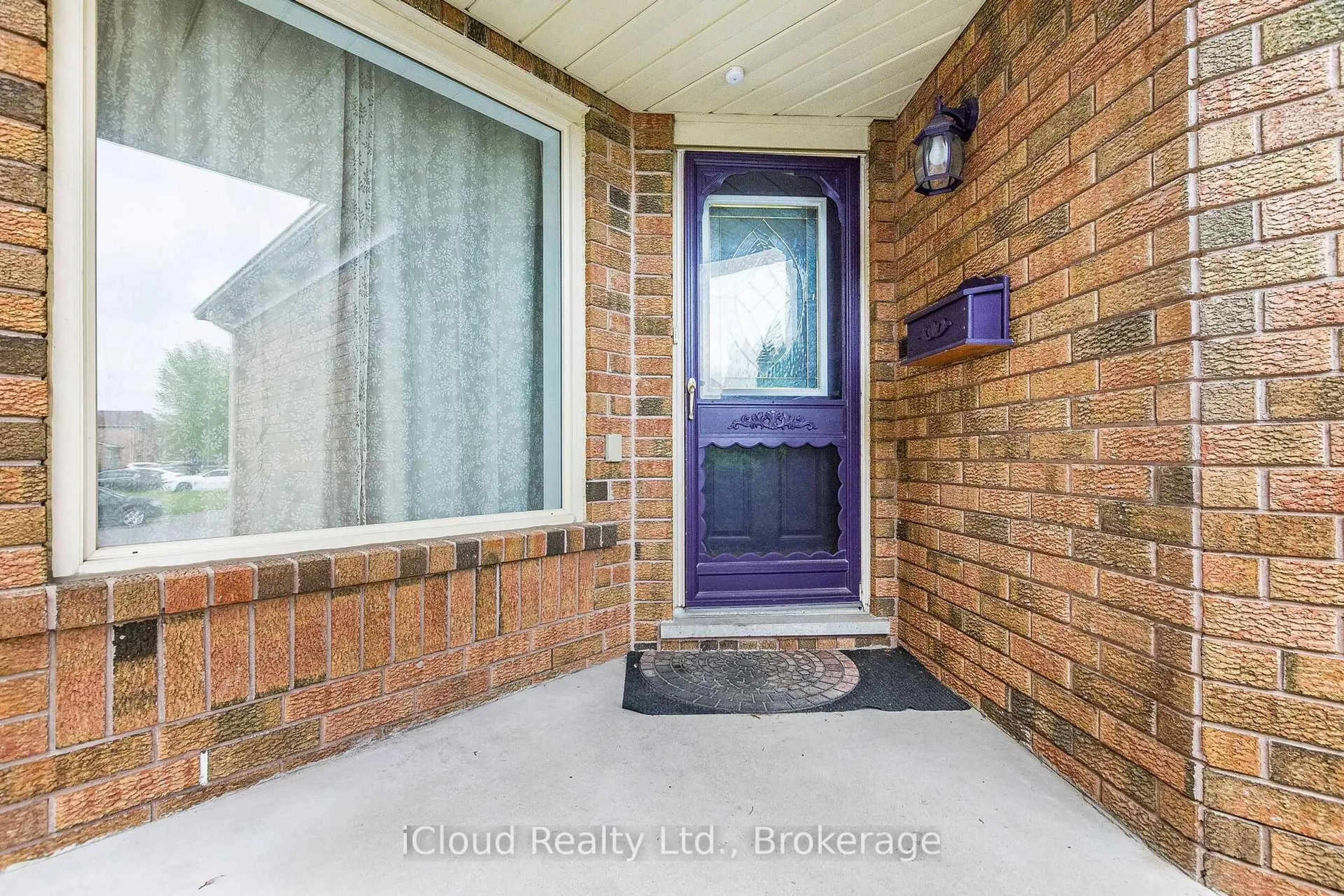 Indoor entryway for 52 Buttercup Lane, Brampton Ontario L6R 1N1