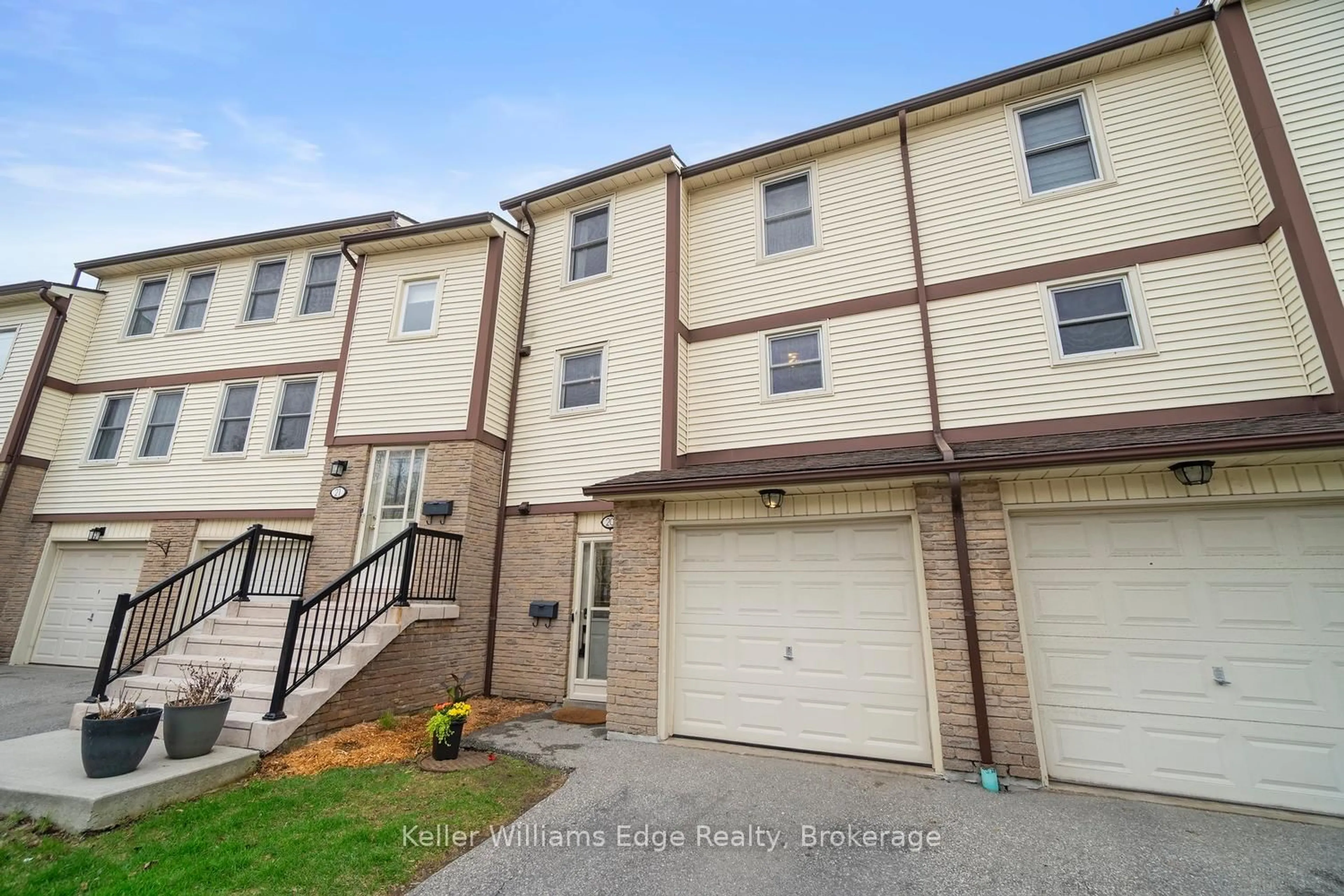 A pic from outside/outdoor area/front of a property/back of a property/a pic from drone, street for 7340 Copenhagen Rd #20, Mississauga Ontario L5N 2S5