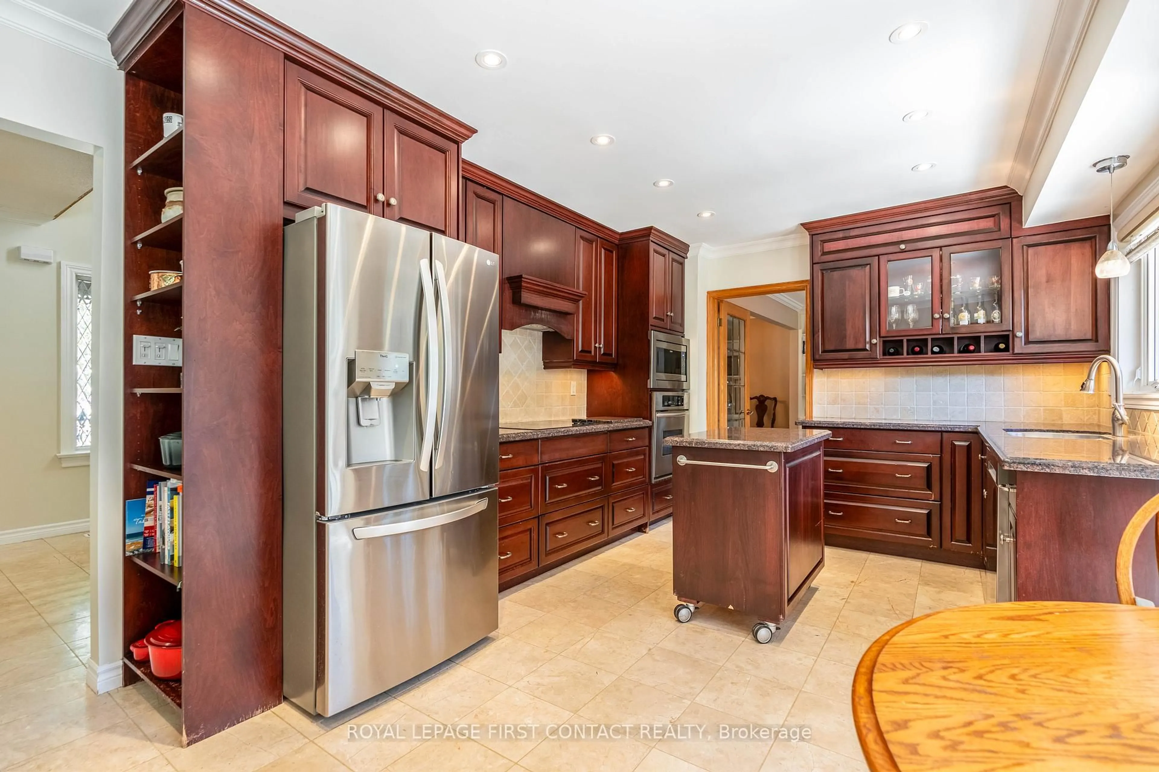 Open concept kitchen, ceramic/tile floor for 41 Marilyn St, Caledon Ontario L7C 1H5