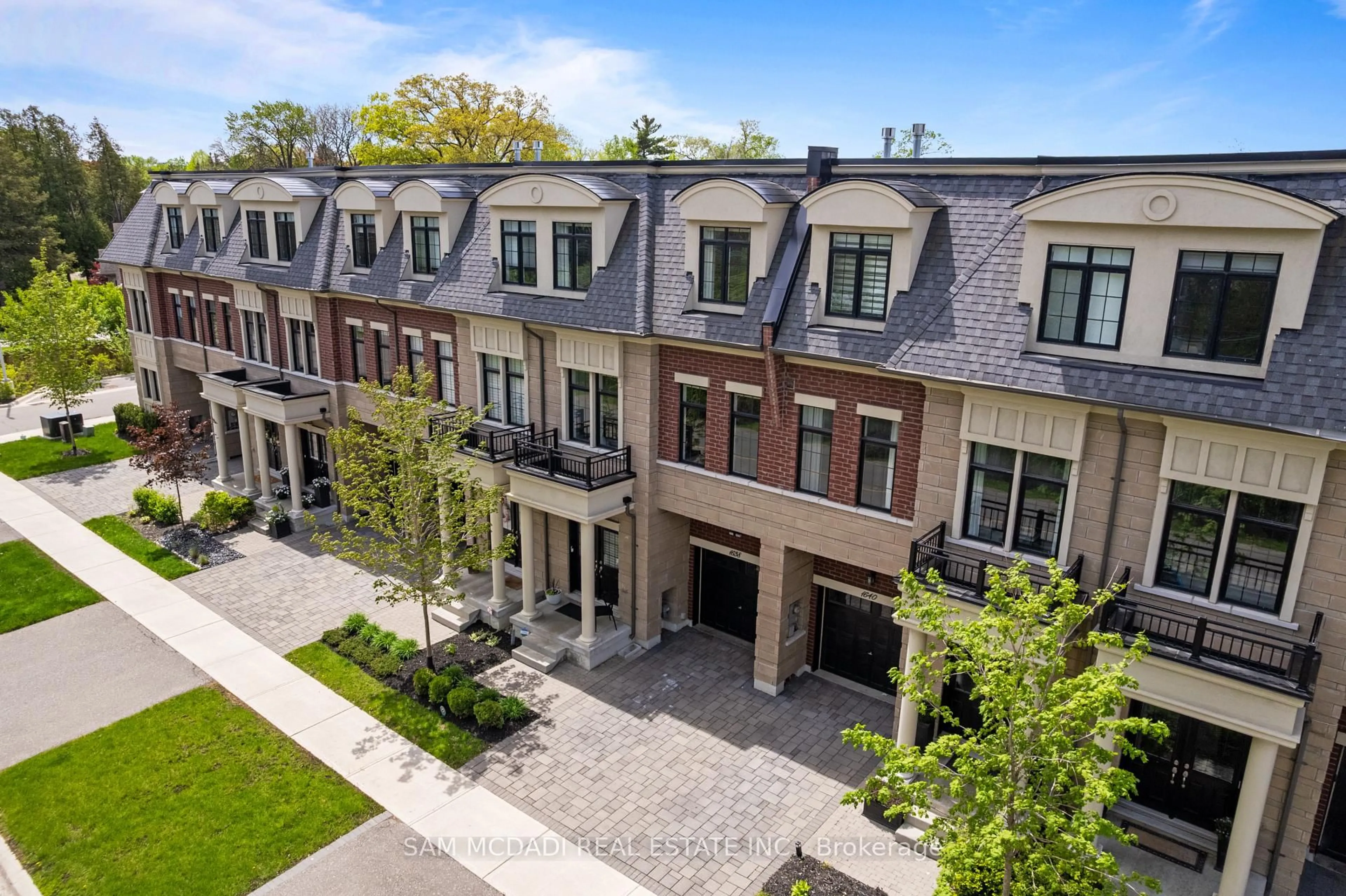 A pic from outside/outdoor area/front of a property/back of a property/a pic from drone, street for 1638 Crestview Ave, Mississauga Ontario L5G 0C3