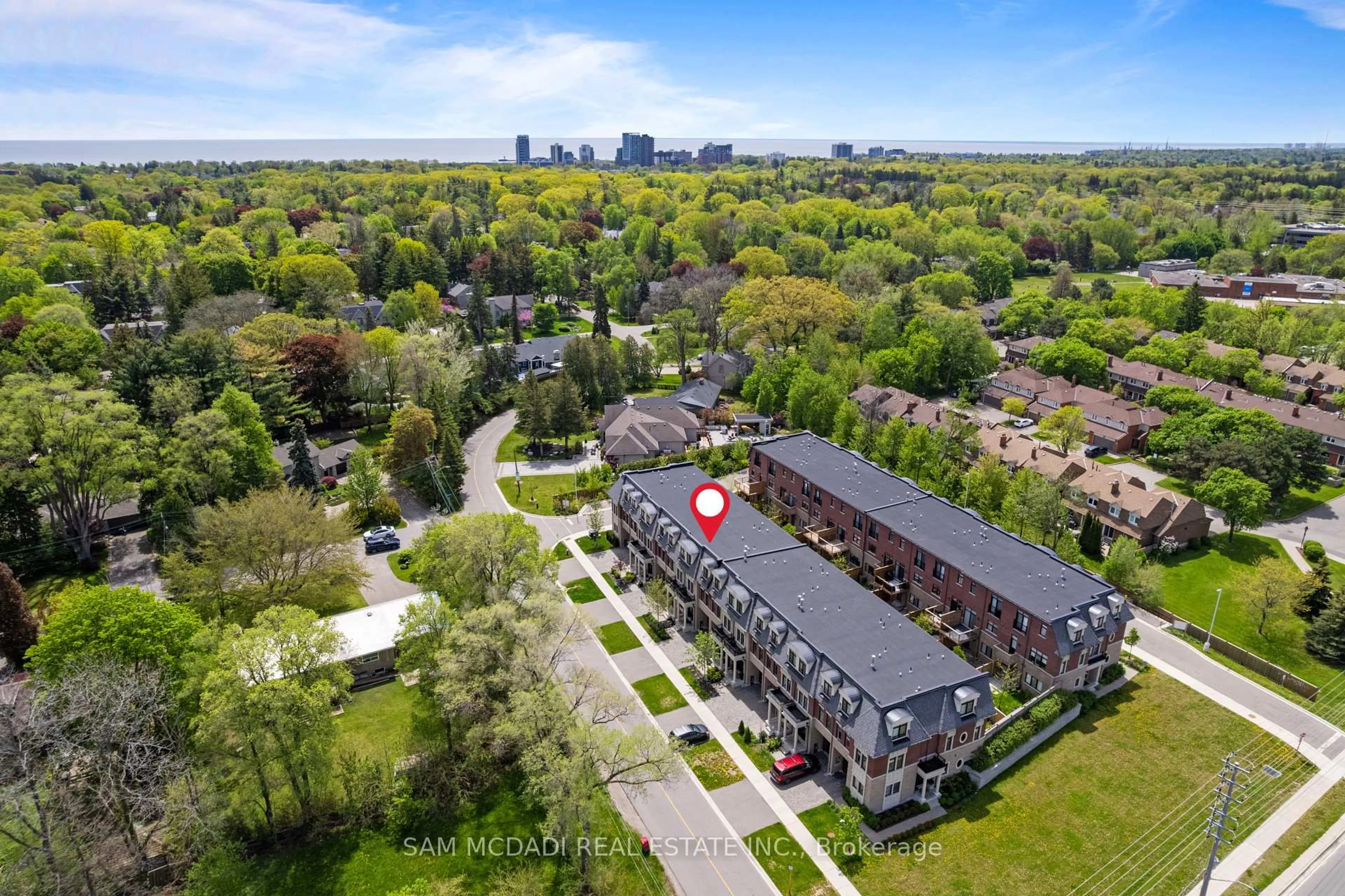 A pic from outside/outdoor area/front of a property/back of a property/a pic from drone, city buildings view from balcony for 1638 Crestview Ave, Mississauga Ontario L5G 0C3
