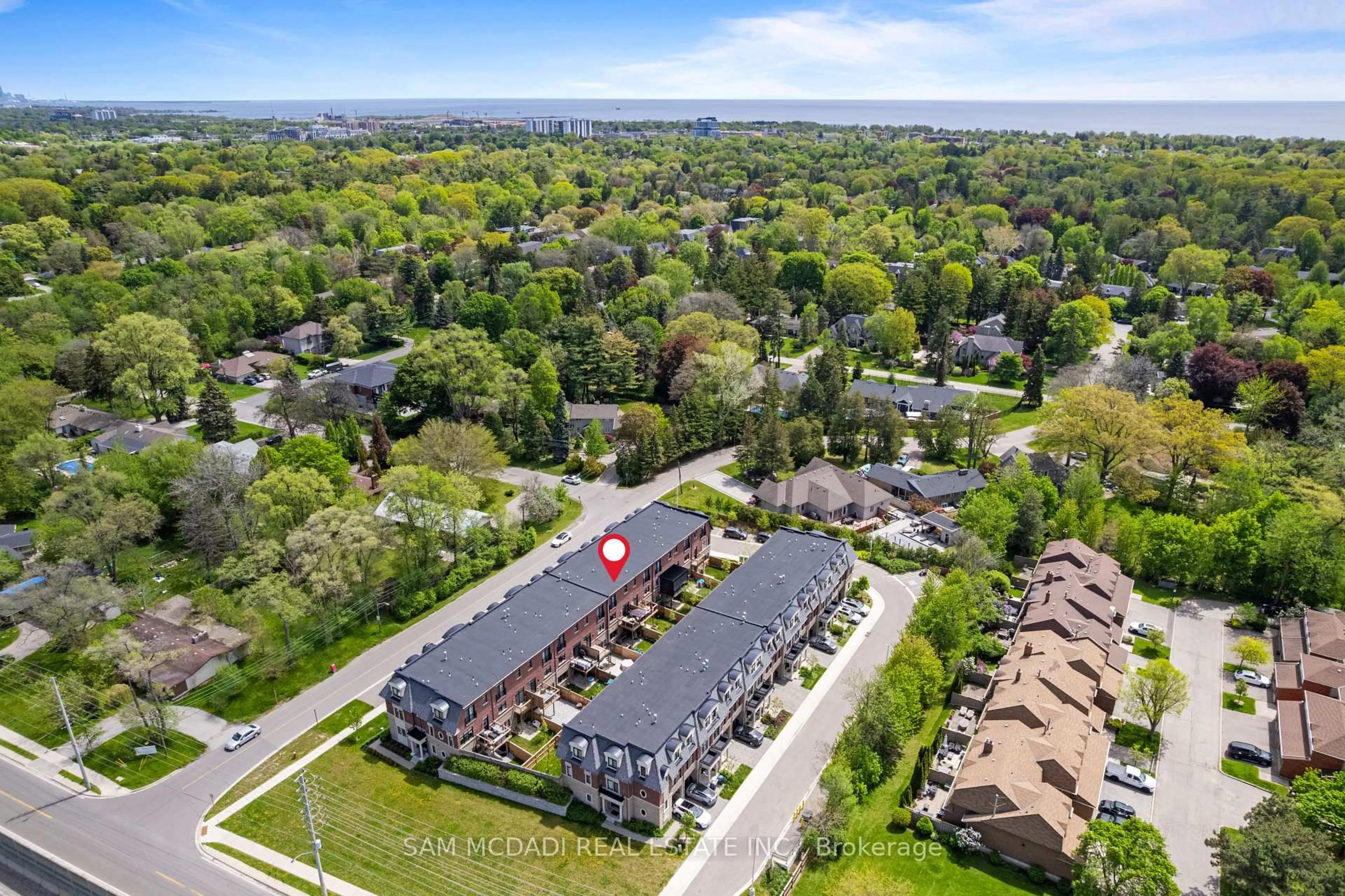A pic from outside/outdoor area/front of a property/back of a property/a pic from drone, street for 1638 Crestview Ave, Mississauga Ontario L5G 0C3