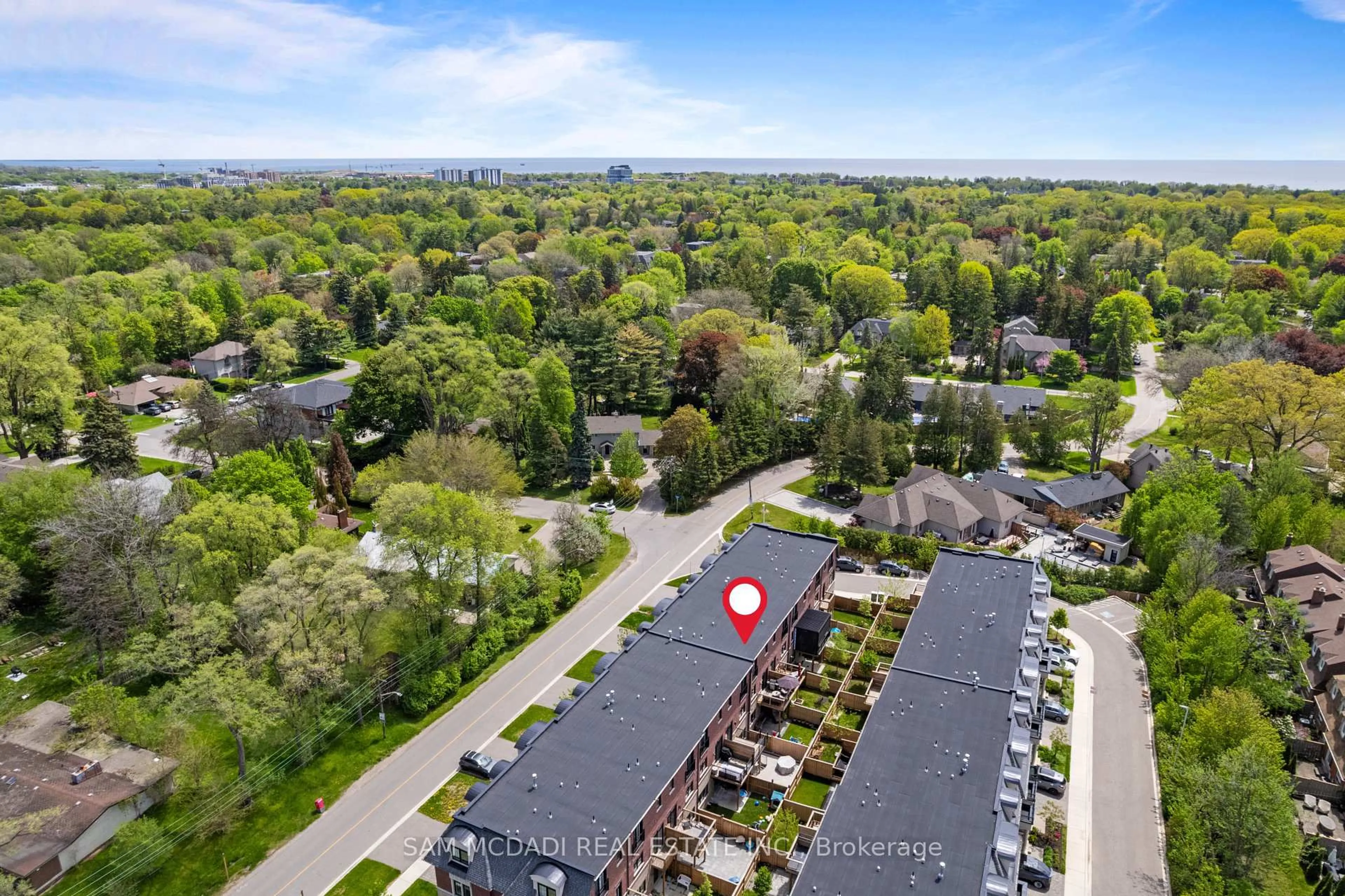 A pic from outside/outdoor area/front of a property/back of a property/a pic from drone, unknown for 1638 Crestview Ave, Mississauga Ontario L5G 0C3