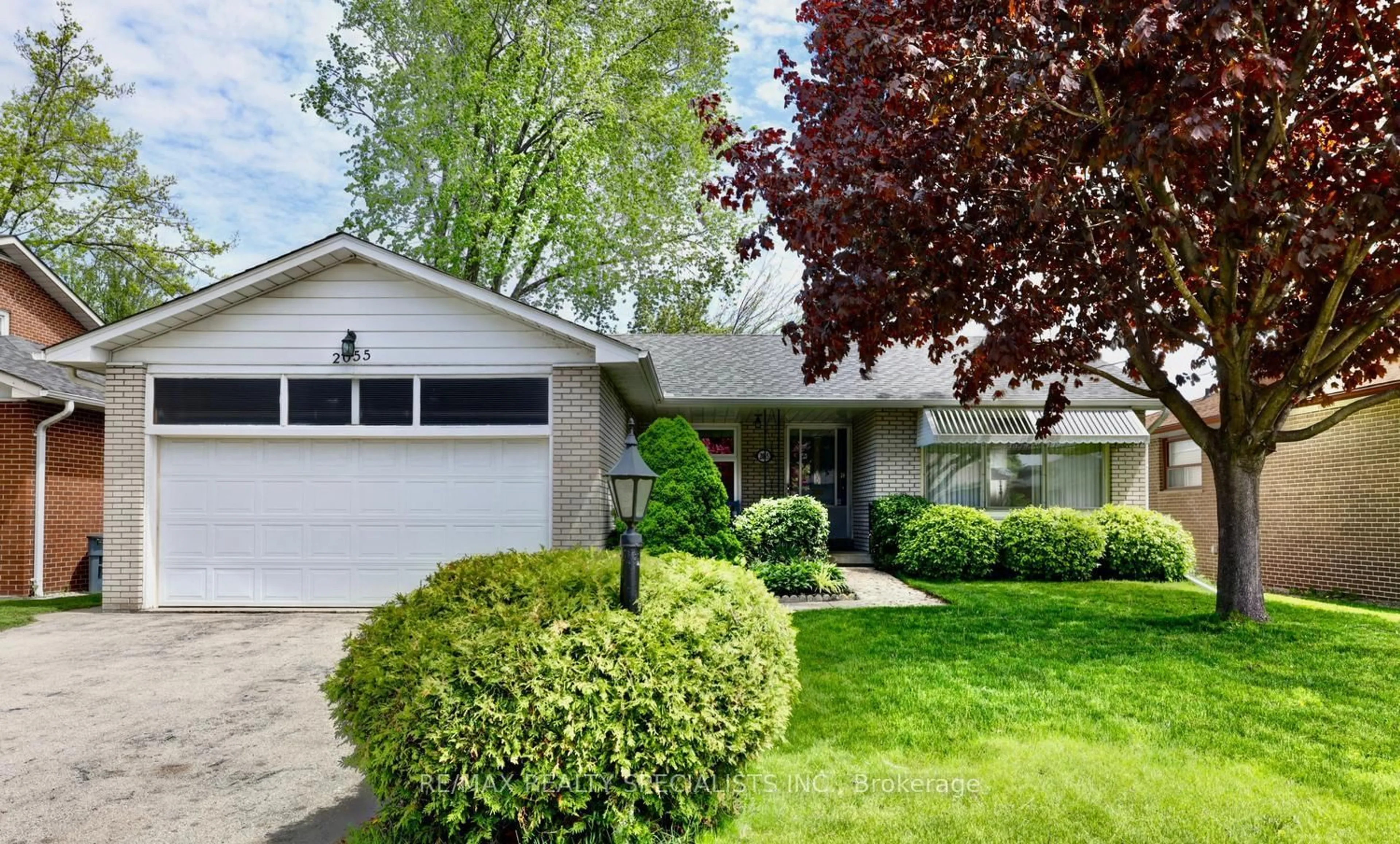 Home with vinyl exterior material, street for 2055 Family Cres, Mississauga Ontario L4X 1G7