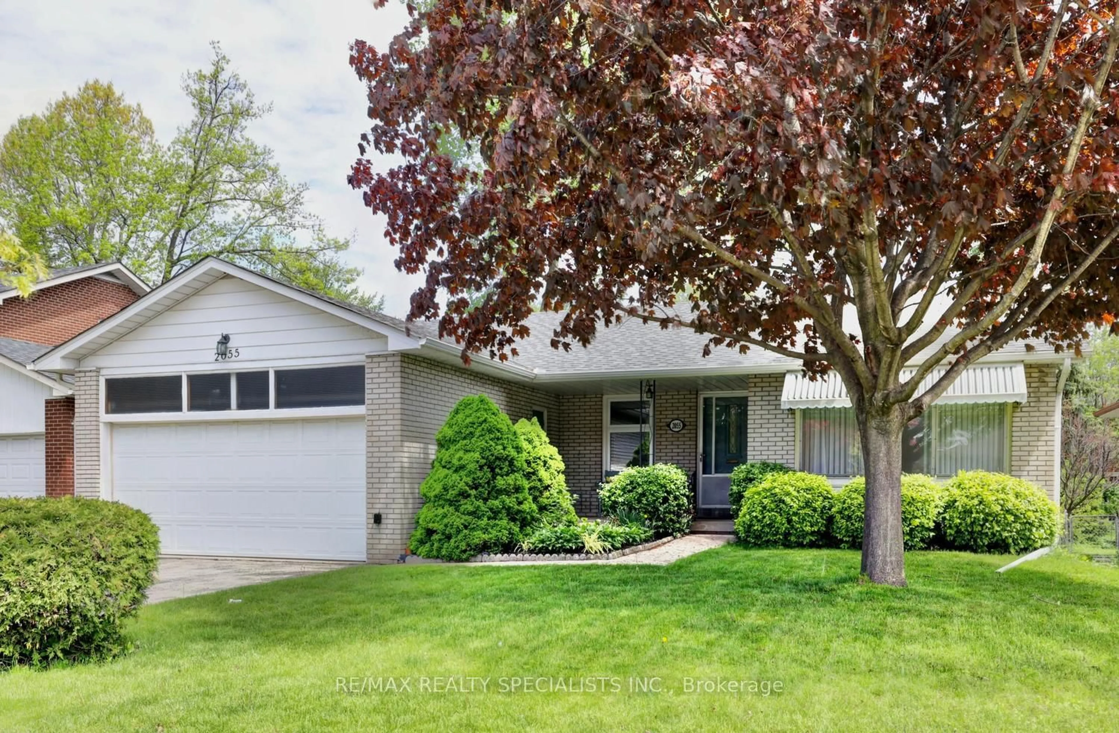 Home with vinyl exterior material, street for 2055 Family Cres, Mississauga Ontario L4X 1G7