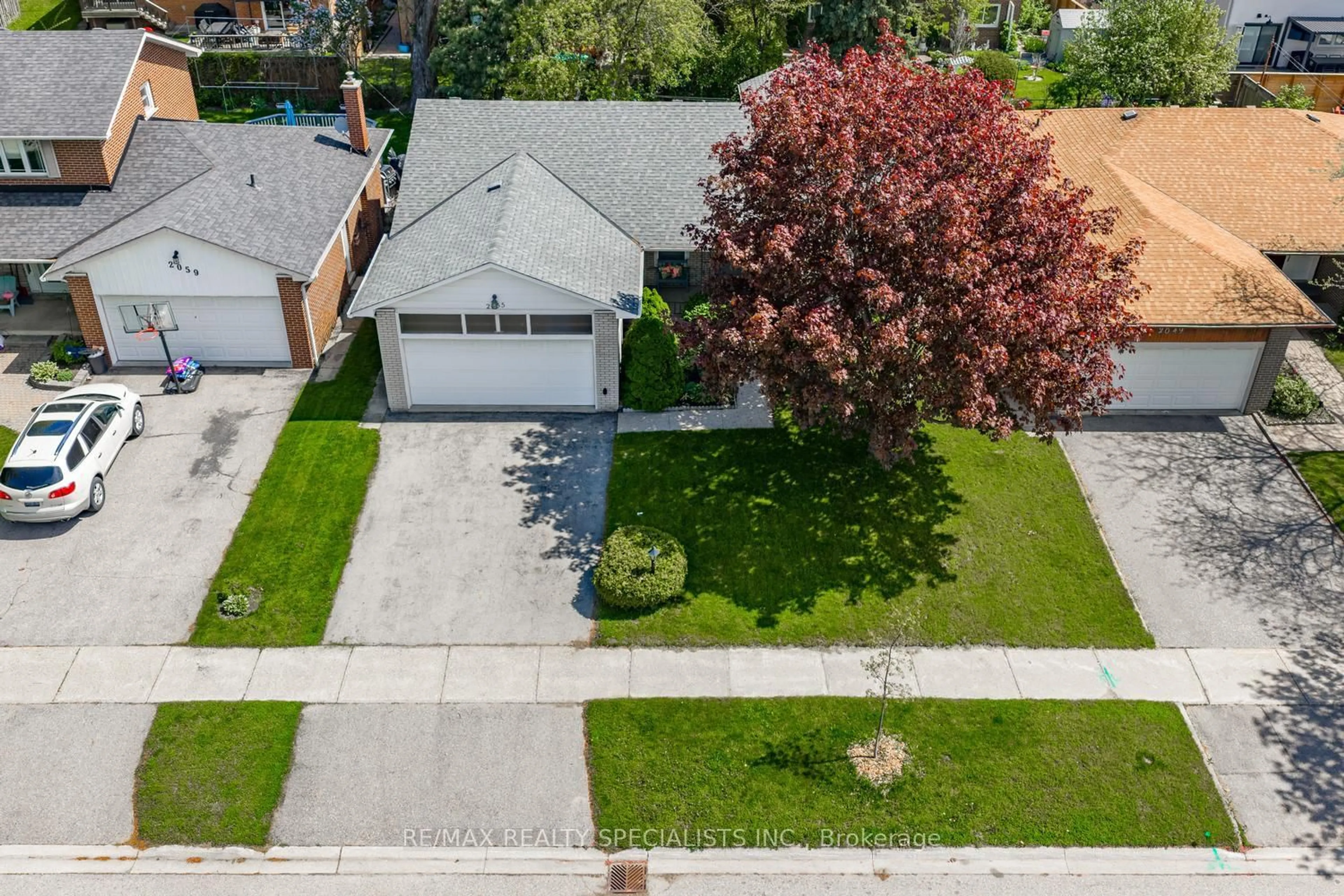 A pic from outside/outdoor area/front of a property/back of a property/a pic from drone, street for 2055 Family Cres, Mississauga Ontario L4X 1G7