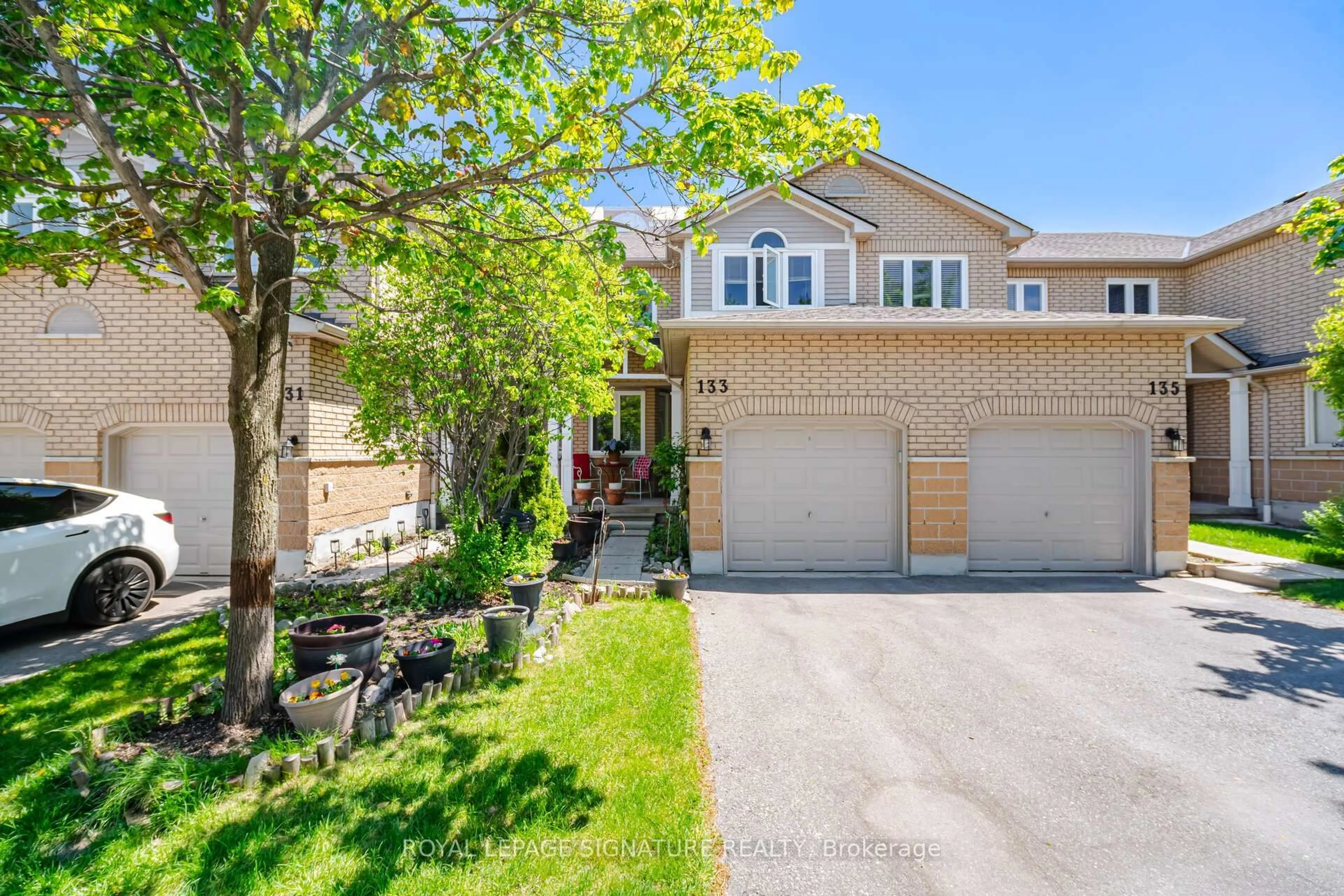 A pic from outside/outdoor area/front of a property/back of a property/a pic from drone, street for 833 Scollard Crt #133, Mississauga Ontario L5V 2B4