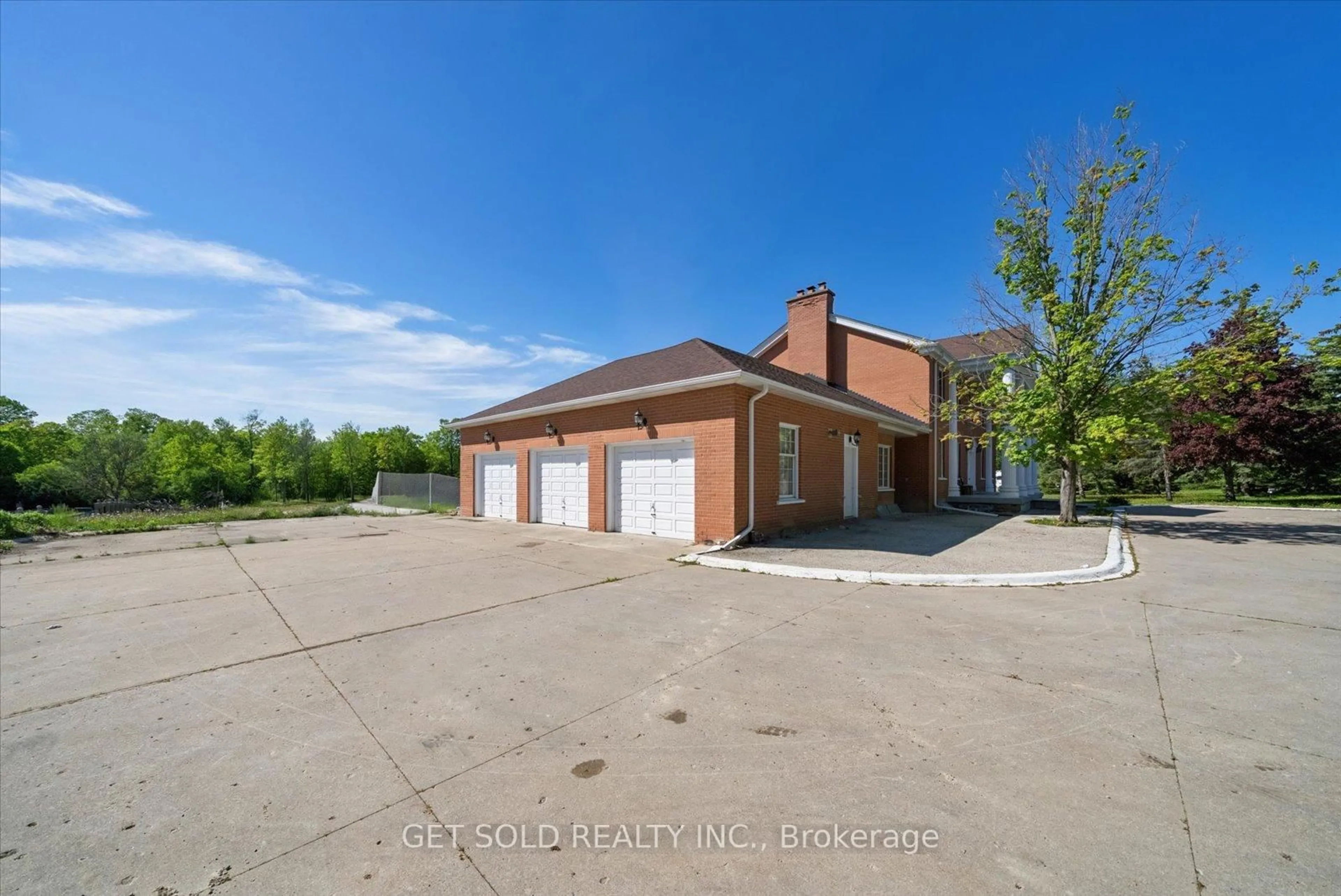 A pic from outside/outdoor area/front of a property/back of a property/a pic from drone, building for 6 Bowman Ave, Brampton Ontario L6P 0X5