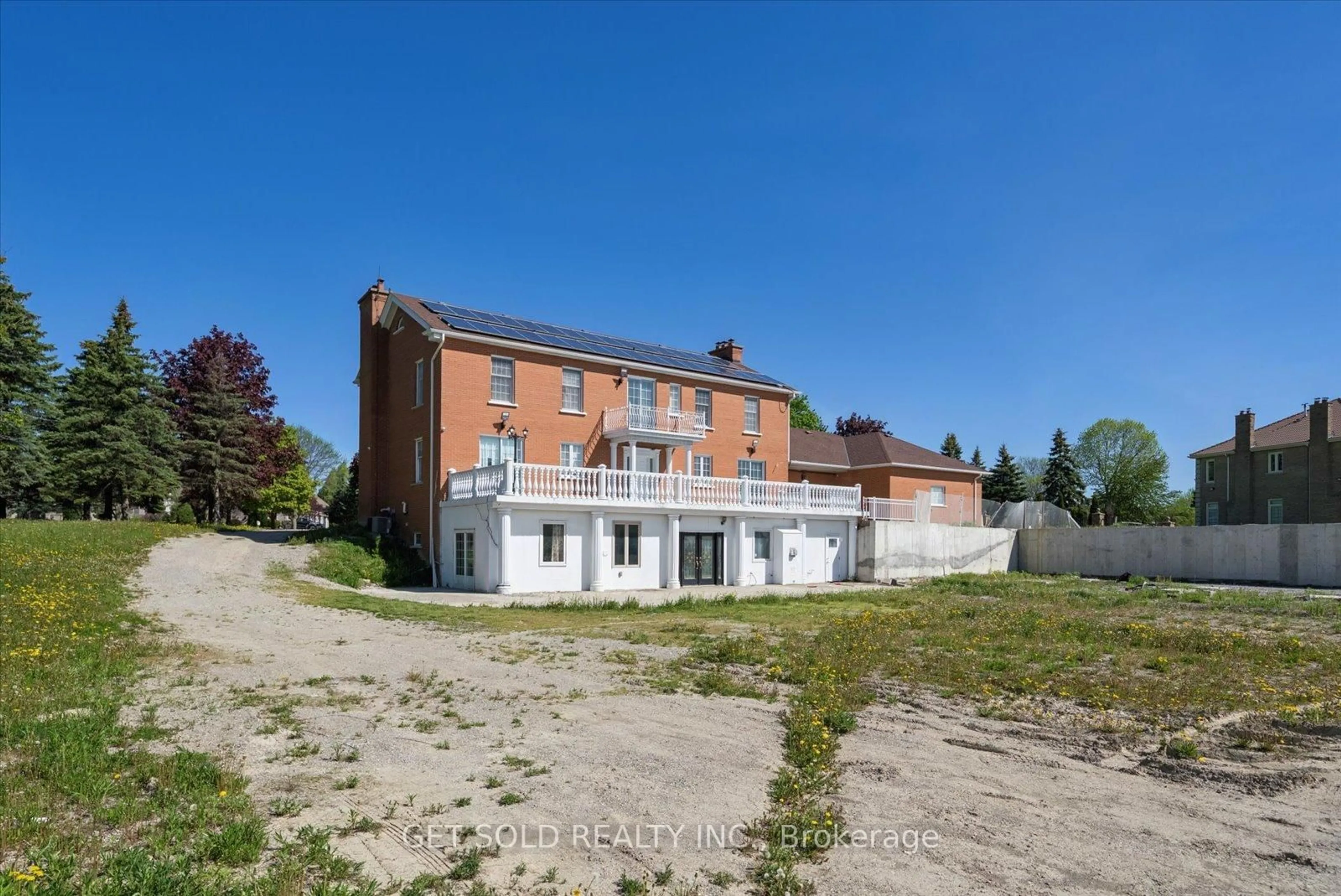A pic from outside/outdoor area/front of a property/back of a property/a pic from drone, building for 6 Bowman Ave, Brampton Ontario L6P 0X5