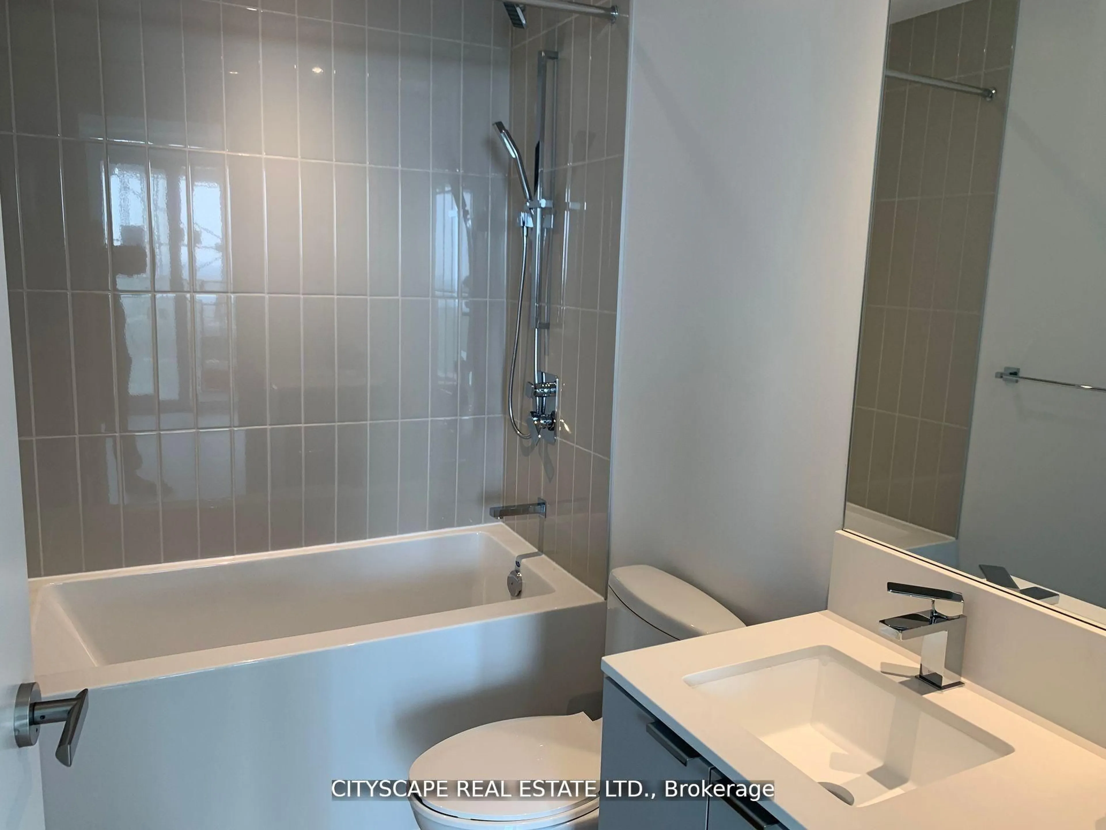 Standard bathroom, ceramic/tile floor for 3883 Quartz Rd #1507, Mississauga Ontario L5B 0M4