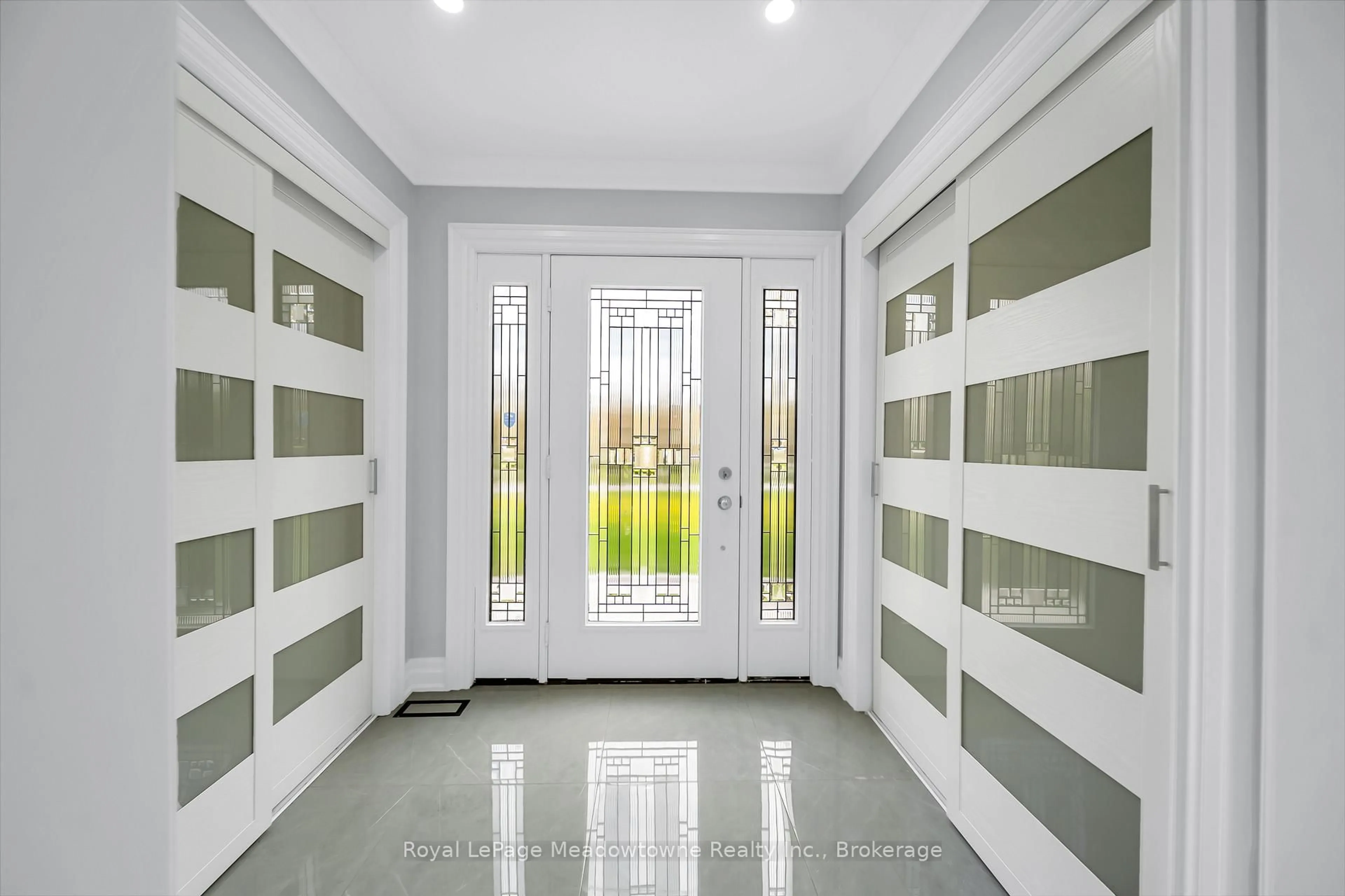 Indoor entryway for 170 Crawford Cres, Milton Ontario L0P 1B0
