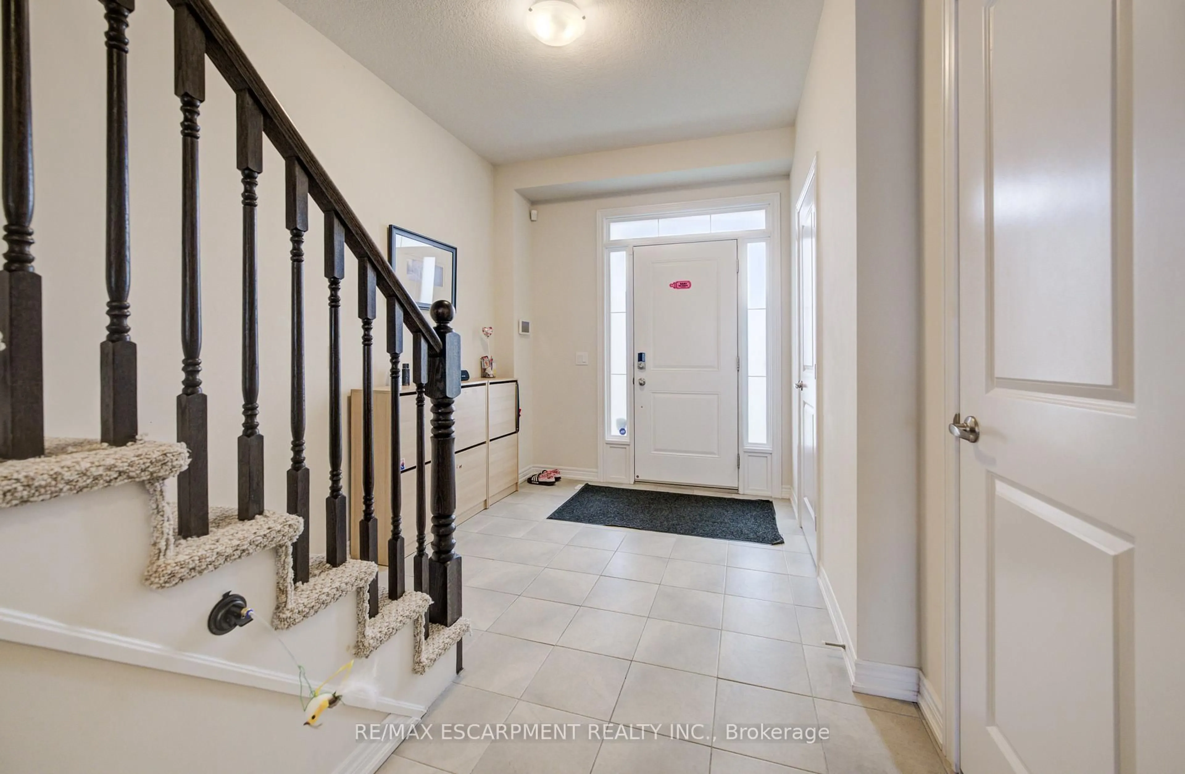Indoor entryway for 3352 Stalybridge Dr, Oakville Ontario L6M 1N9