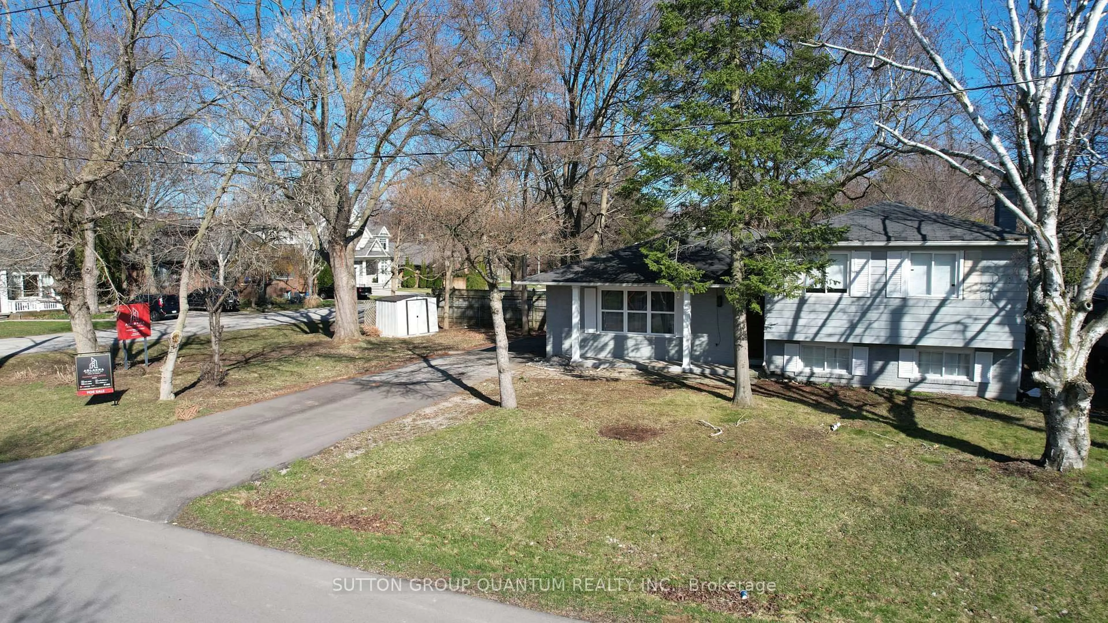 A pic from outside/outdoor area/front of a property/back of a property/a pic from drone, street for 3118 Victoria St, Oakville Ontario L6L 1K2