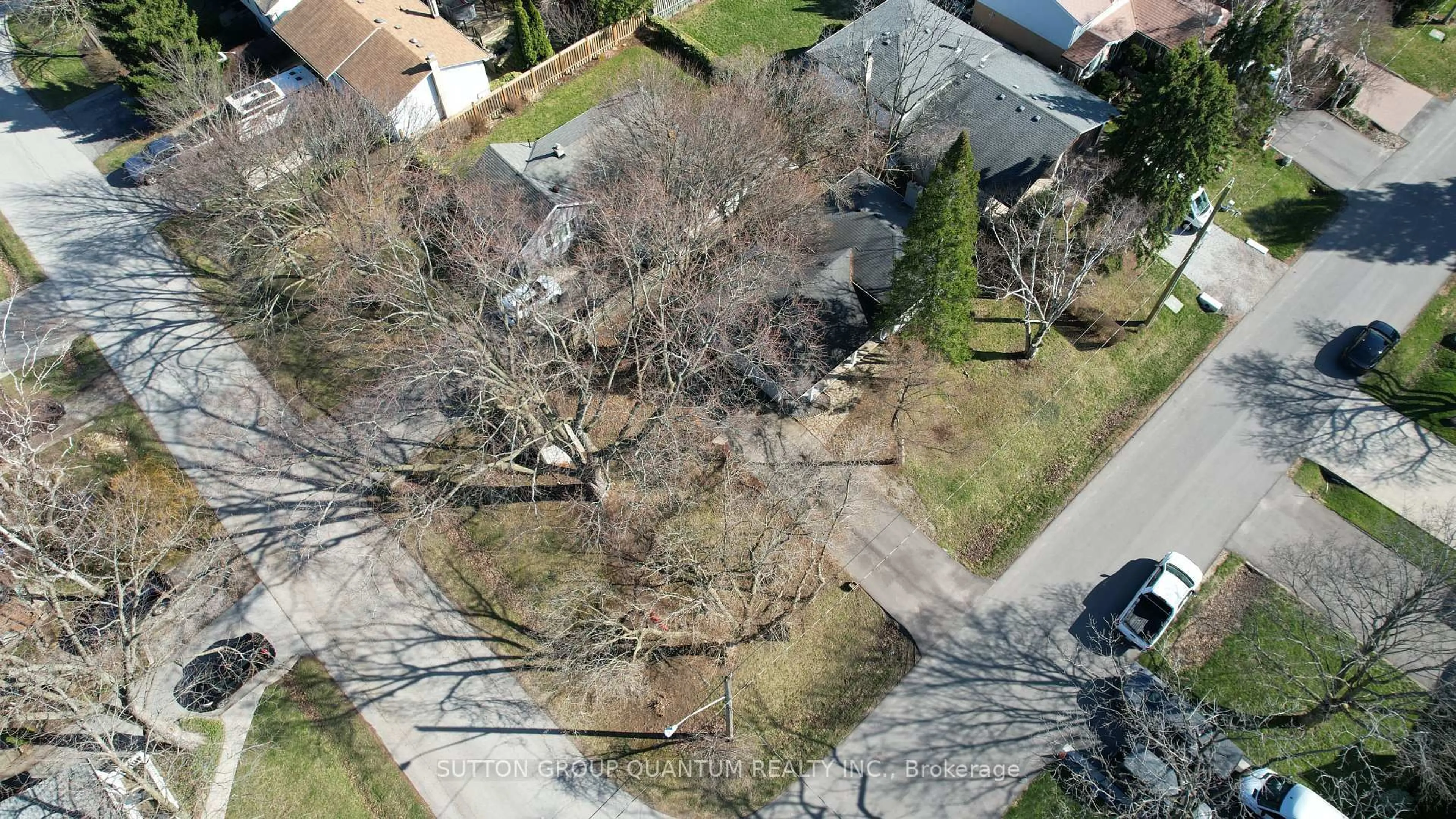 A pic from outside/outdoor area/front of a property/back of a property/a pic from drone, street for 3118 Victoria St, Oakville Ontario L6L 1K2